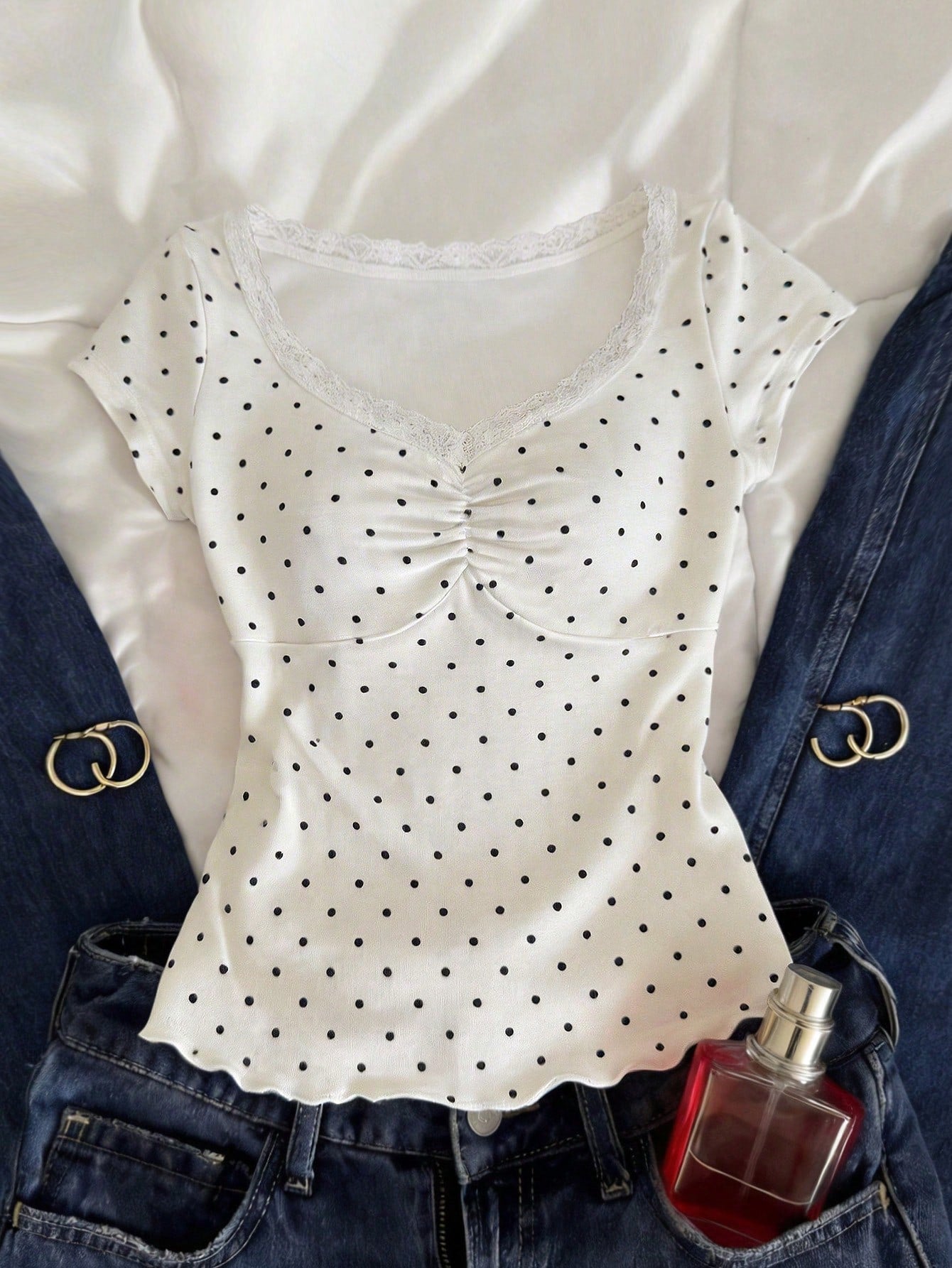 Franclia White Polka Dot Lace V-Neck Short Sleeve T-Shirt Women, Ruched Waist Ruffle Hem Cropped Sweet & Spicy Style Top
