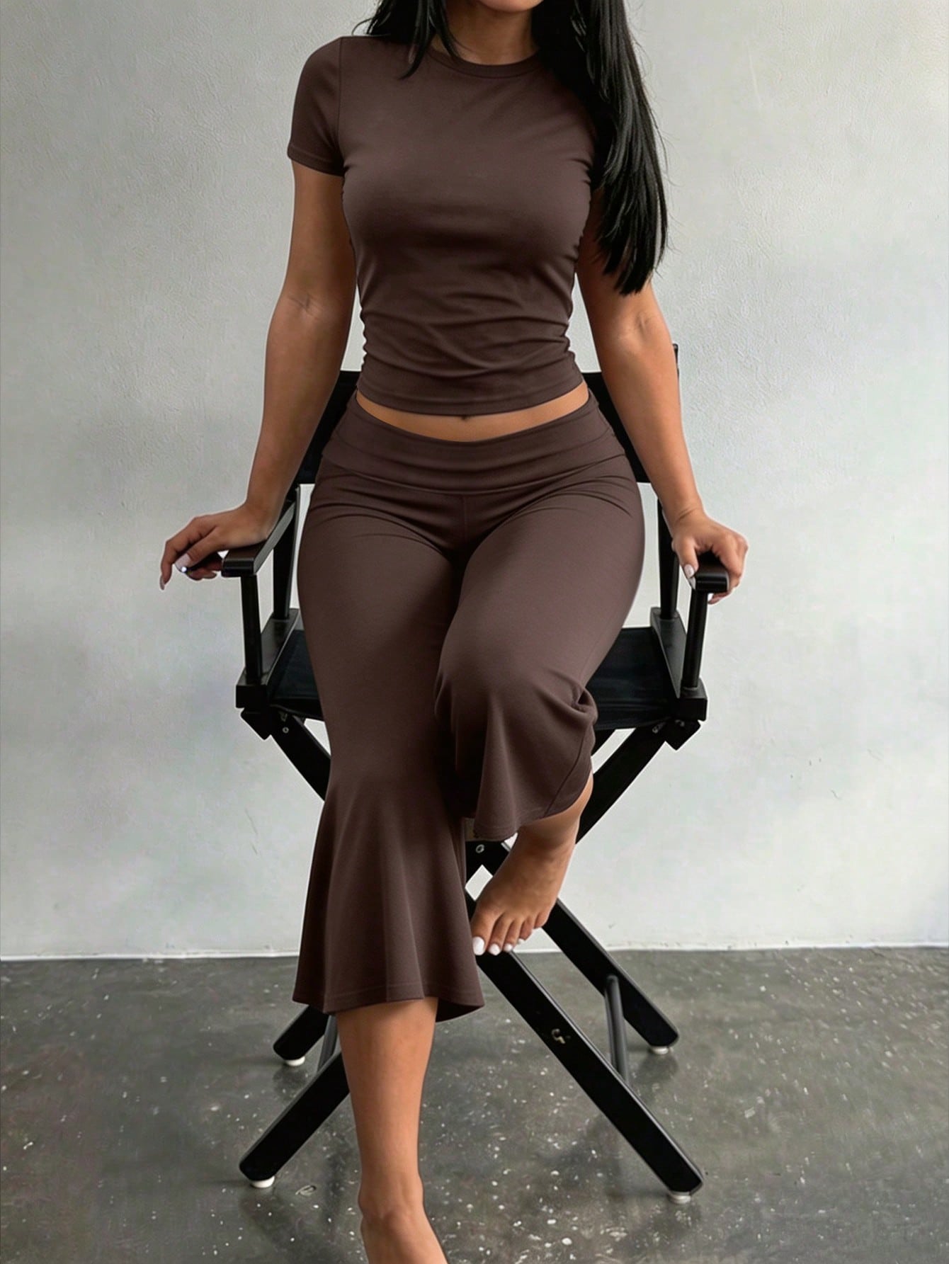 LovelyWholesale Women's Casual Round Neck Short Sleeve Solid Color T-Shirt And 3/4 Flare Pants 2-Piece Set Summer Outfit All Season