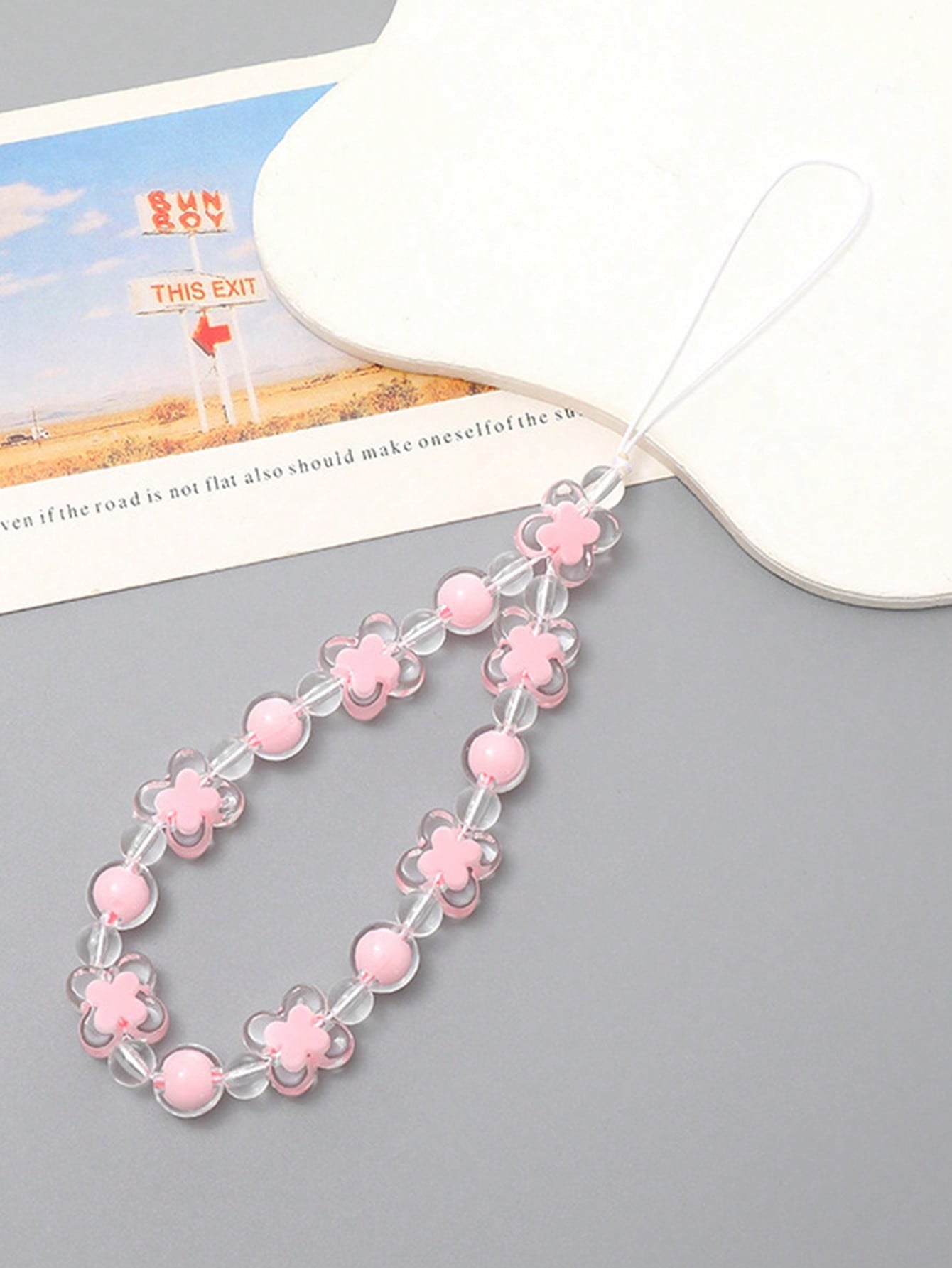 Transparent Beaded Four-Petal Flower Short Phone Lanyard, Fashionable Versatile Universal Phone Hanging Chain, Outdoor Anti-Loss Phone Chain, Suitable For CCD Camera Hanging Chain, Earphone Case Lanya