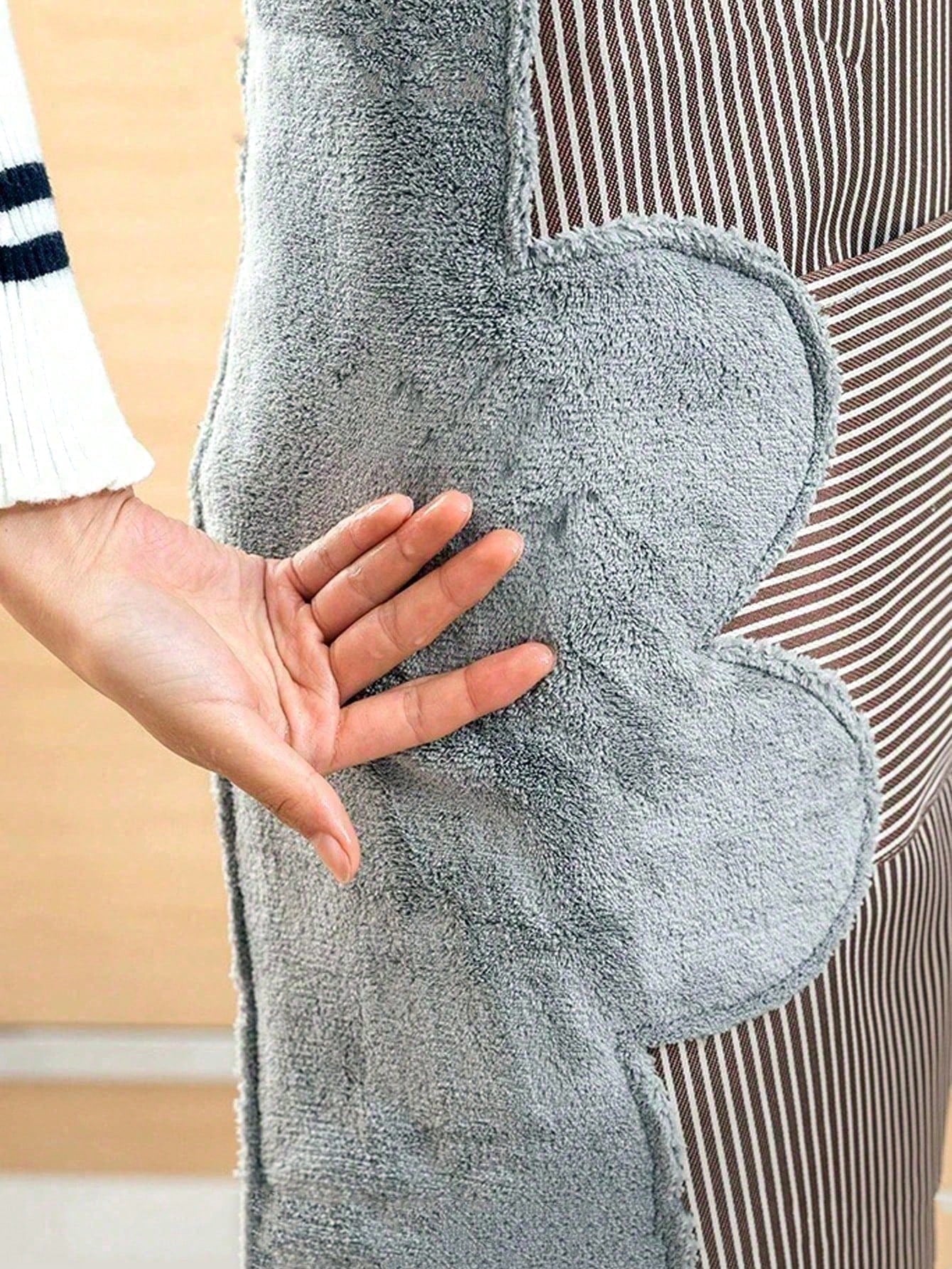 1-Piece Household Kitchen Apron, Water And Oil Resistant, New Cover Design, Work Clothes, Suitable For Male And Female Kitchen Workers Engaged In Cooking, Convenient For Hand Wiping.