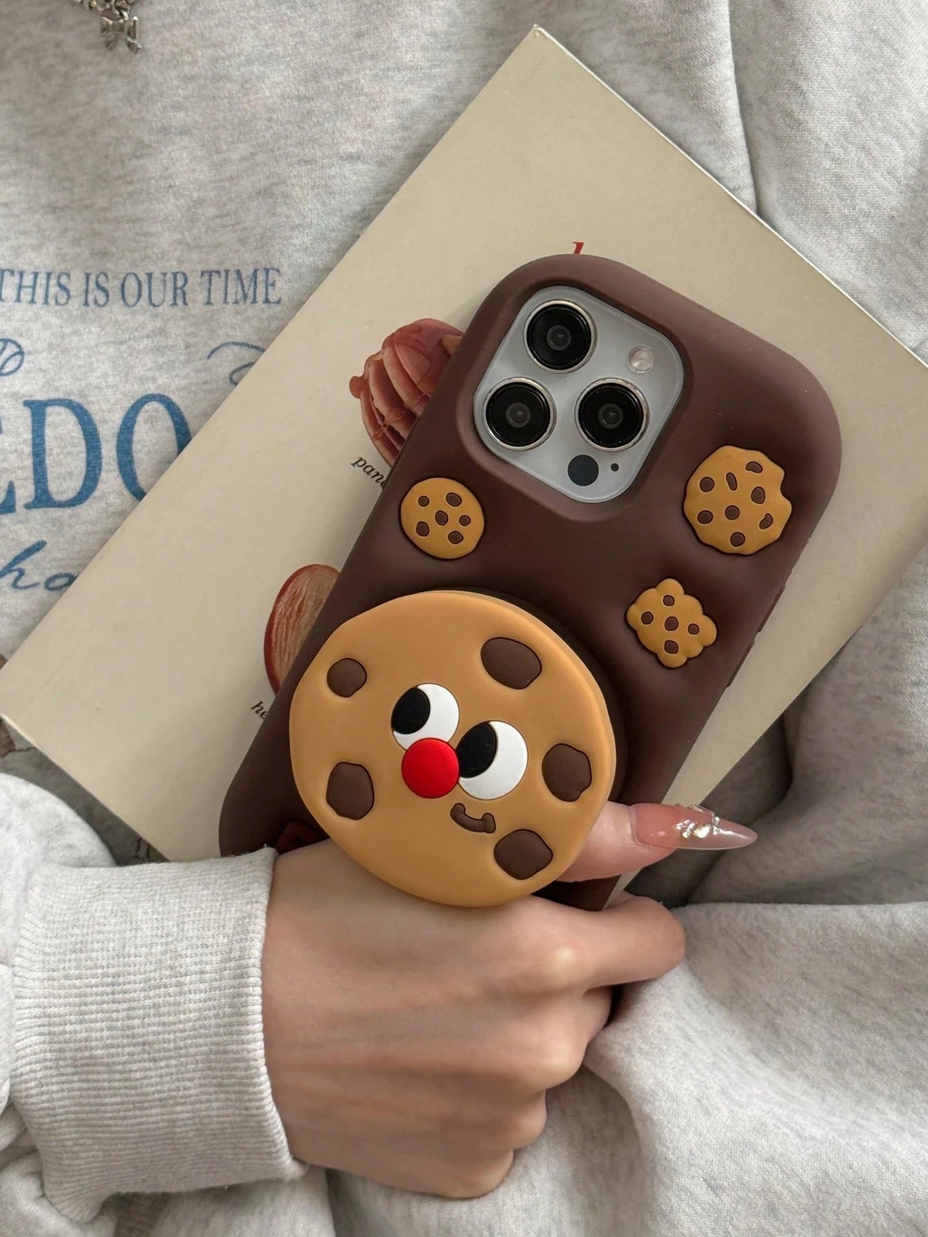 1PC 3D Chocolate Cookie Retractable Phone Stand Compatible With Apple 17 Pro Max/16 Pro Max/15 Pro/14 Pro Max/13 Pro/11 Soft Silicone Full Coverage Anti-Drop Cartoon Protective Case