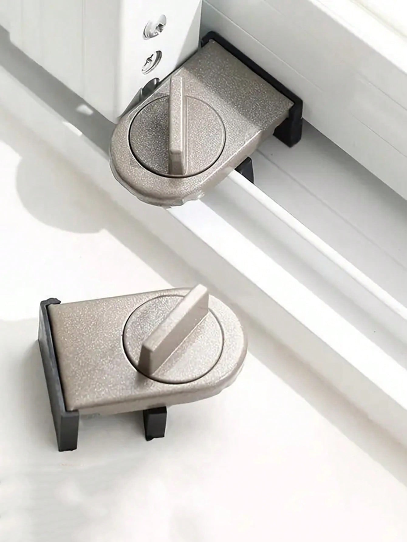 1pc Aluminum Alloy Window Lock, Child Protection Anti-Fall Lock For High-Rise Buildings, With Anti-Pinch, Anti-Theft, Anti-Fall Lock Features