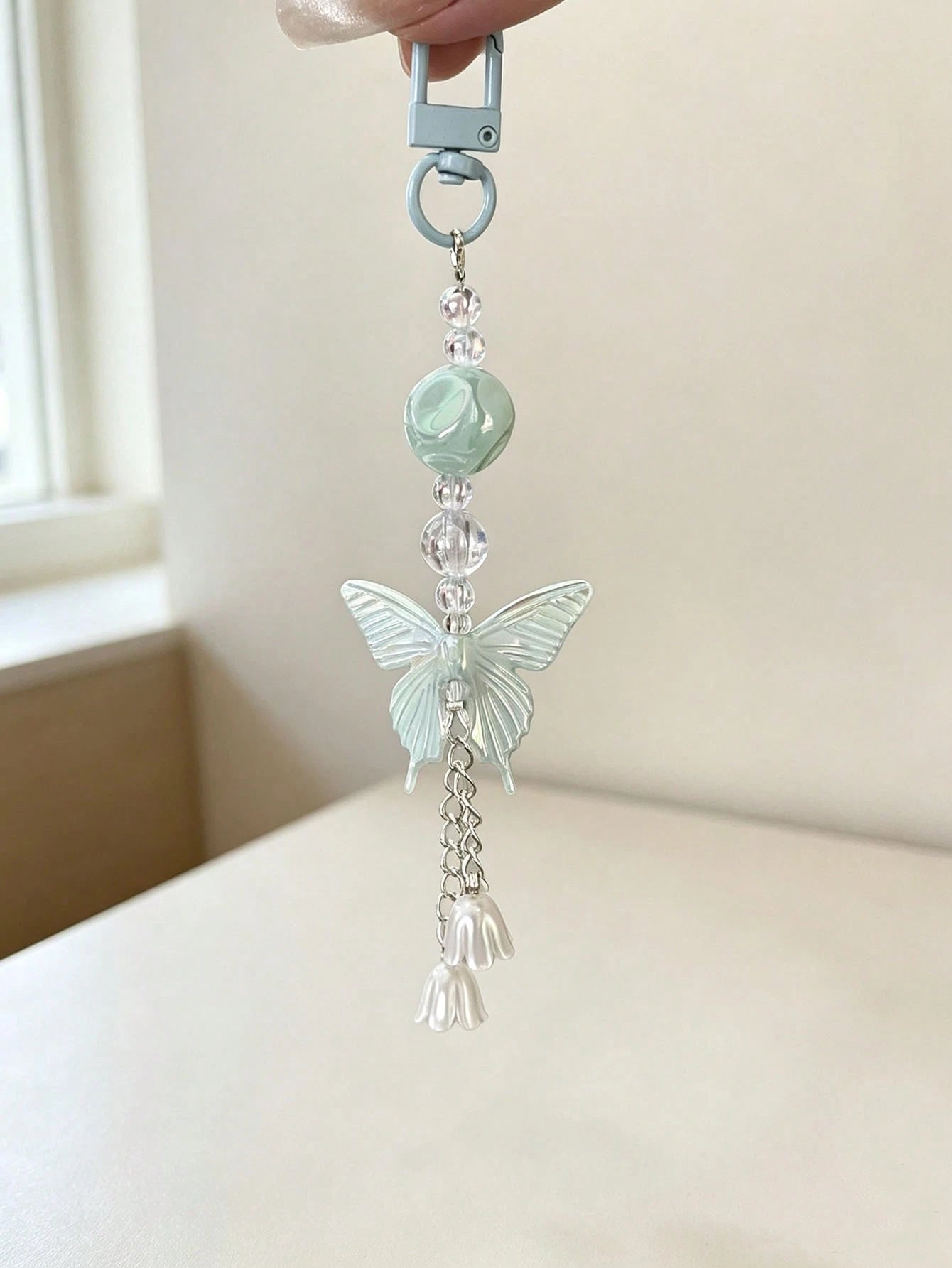 1pc Colorful Butterfly Wind Chime Flower Pendant Phone Chain Short Phone Strap, Fashion Versatile Universal Hanging Chain, Suitable For CCD Camera Strap, Earphone Case Lanyard, Car Key Chain Pendant