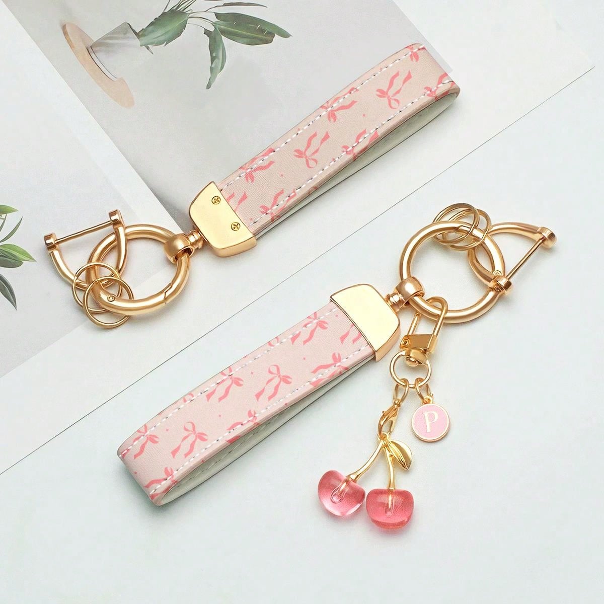 1pc Elegant Printed PU Leather Keychain With Letter Pendant- Fashionable Women's Accessory, Suitable For Car Keys, House Keys And Gifts, Car Key Holder, Fashion Keychain