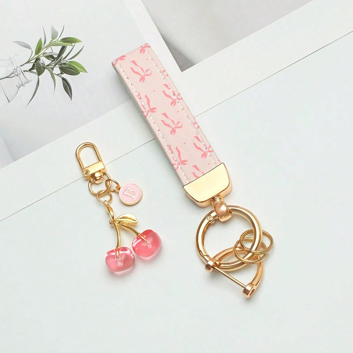 1pc Elegant Printed PU Leather Keychain With Letter Pendant- Fashionable Women's Accessory, Suitable For Car Keys, House Keys And Gifts, Car Key Holder, Fashion Keychain