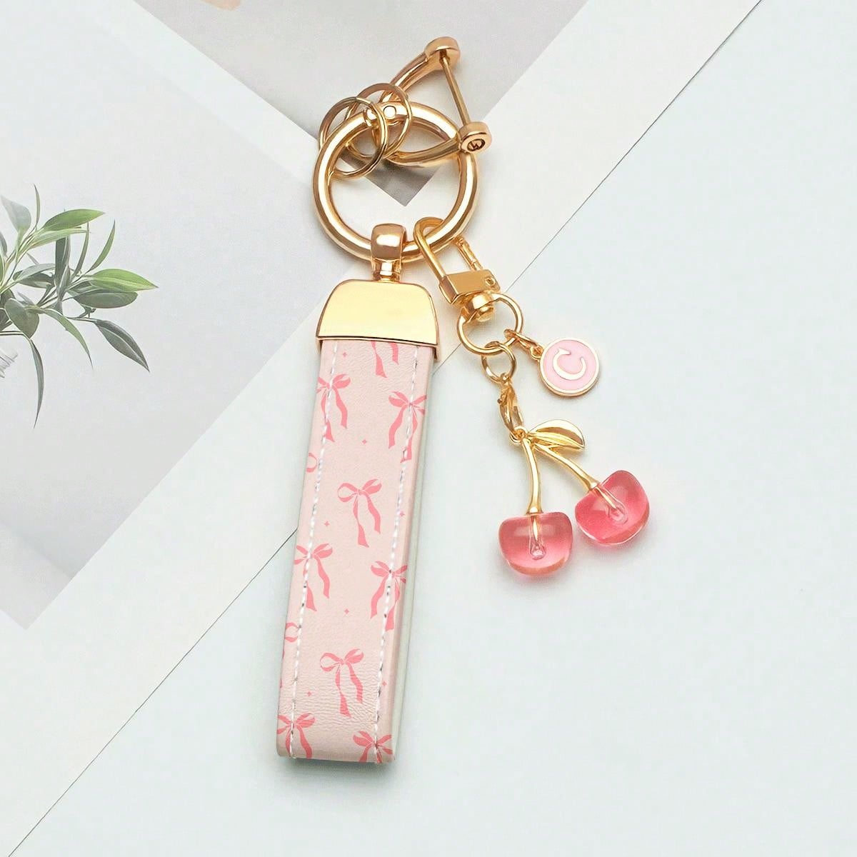 1pc Elegant Printed PU Leather Keychain With Letter Pendant- Fashionable Women's Accessory, Suitable For Car Keys, House Keys And Gifts, Car Key Holder, Fashion Keychain