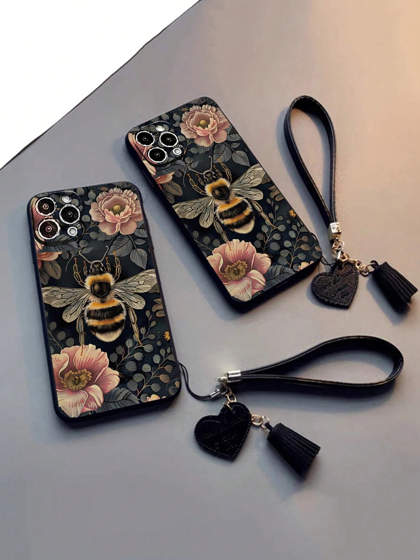 1pc Floral & Bee Printed Thick Anti-Drop Phone Case With Leather Heart-Shaped Wrist Strap, DIY Accessories Tassel Pendant Bracelet, Compatible With Iphone 16/ 16 Pro/ 16 Pro Max, Compatible With IPh