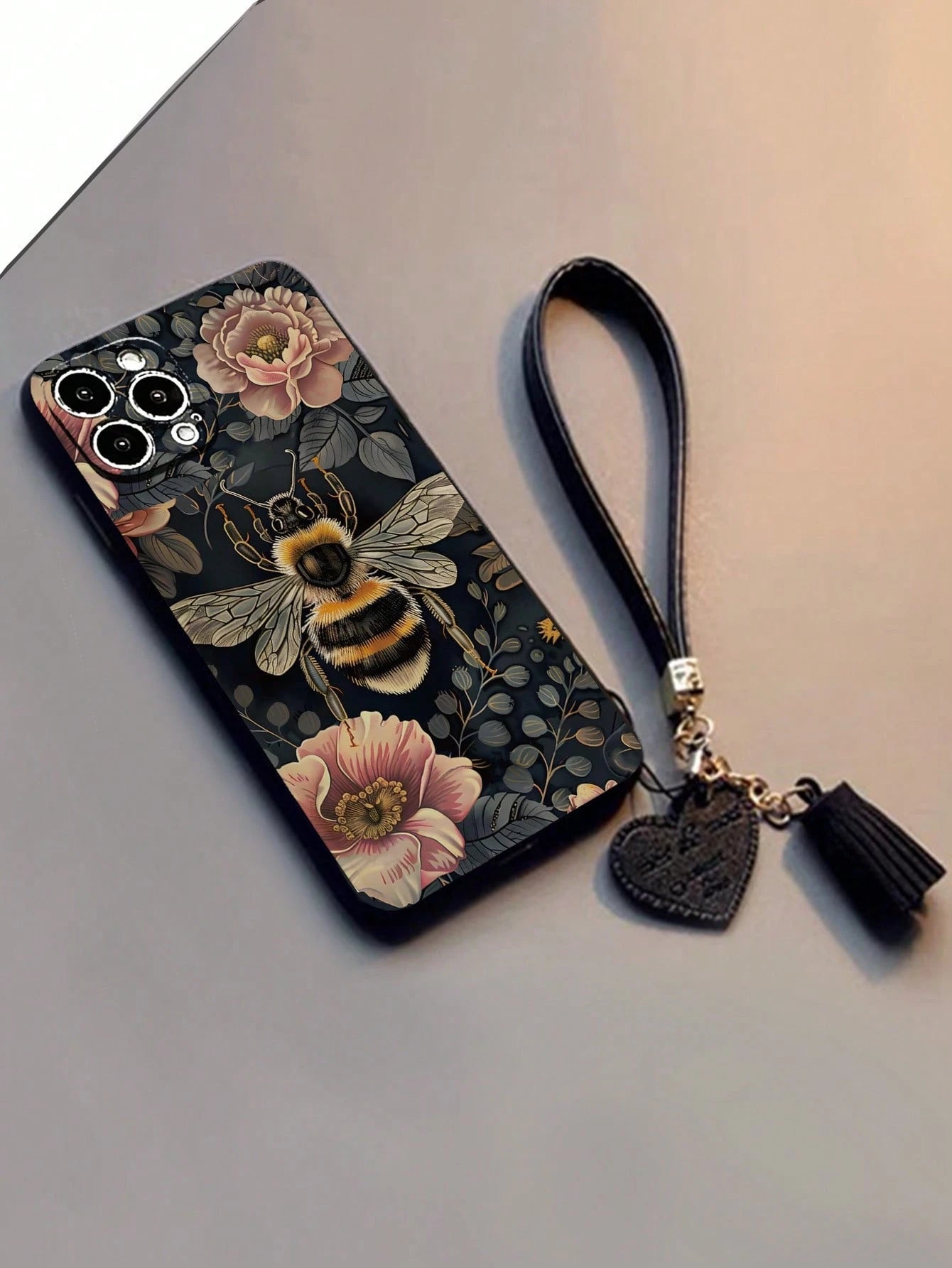 1pc Floral & Bee Printed Thick Anti-Drop Phone Case With Leather Heart-Shaped Wrist Strap, DIY Accessories Tassel Pendant Bracelet, Compatible With Iphone 16/ 16 Pro/ 16 Pro Max, Compatible With IPh