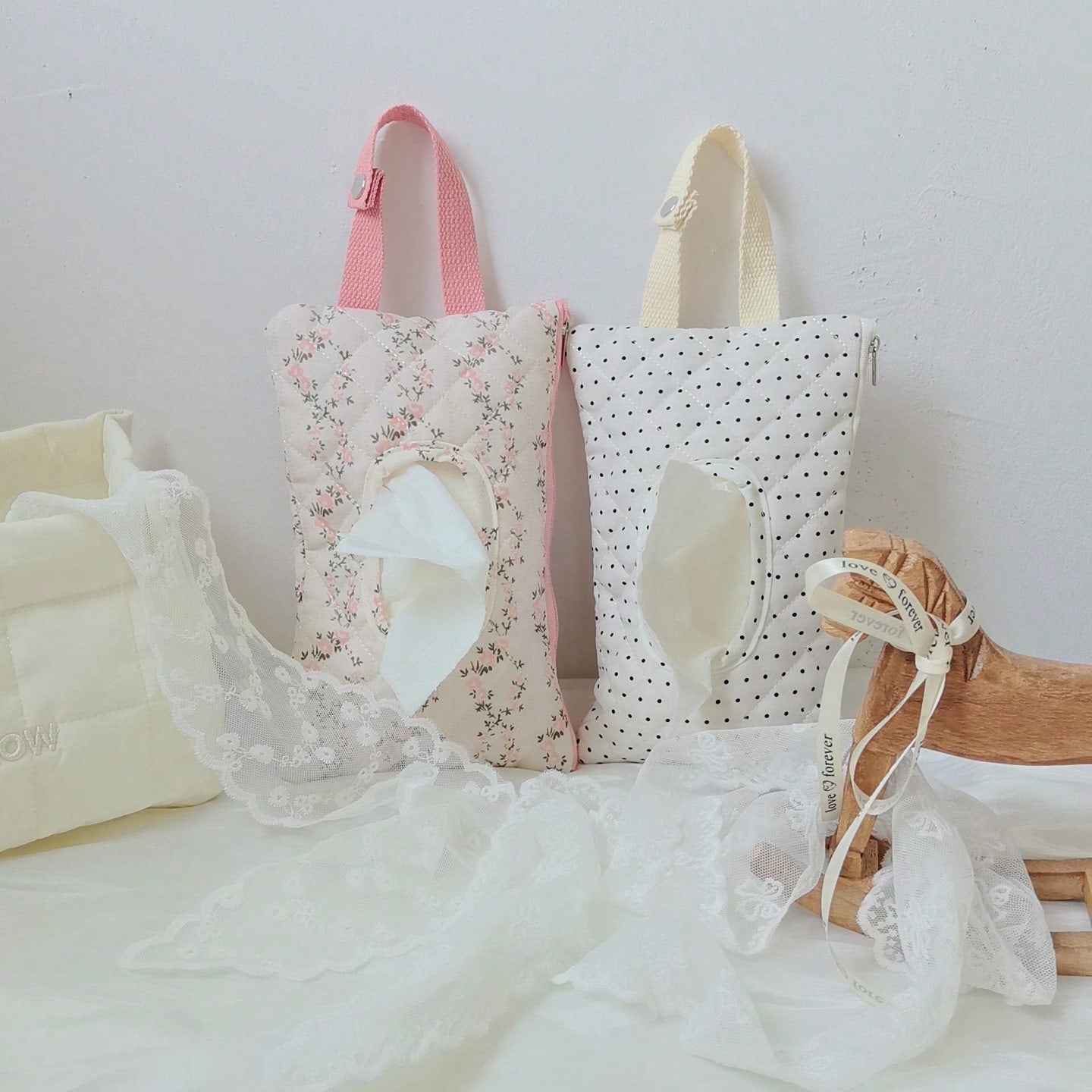 1pc Floral Pattern Cartoon Cute Tissue Paper Holder, Portable Wet Wipes Bag For Car, Stroller, Bathroom, Bedside