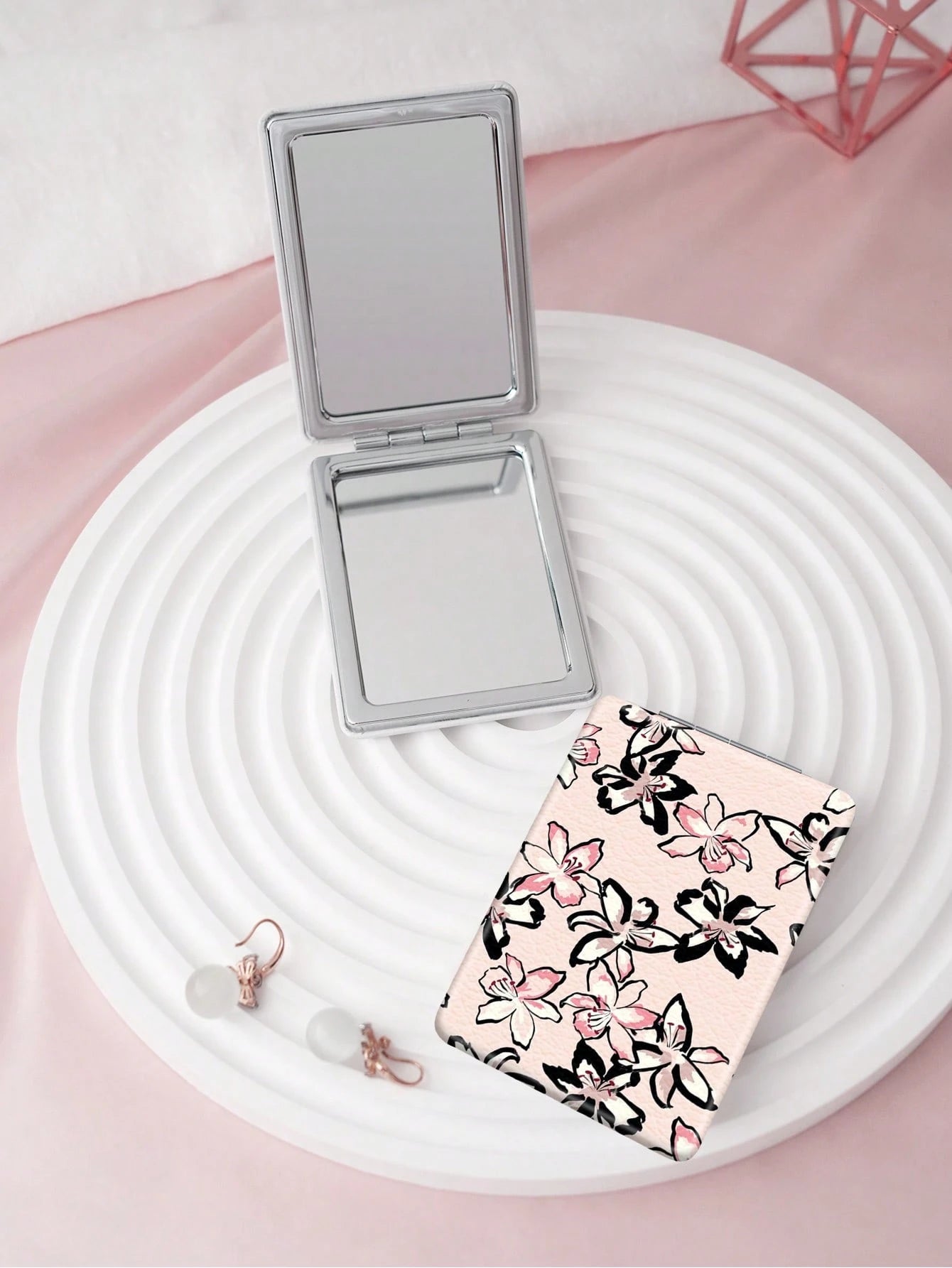 1PC Oil Painting Pastoral Series Portable Folding Makeup Mirror, Lightweight Ultra-Thin Convenient Durable PU Leather, Suitable For Various Occasions Travel Party Work School, Suitable For All Ages