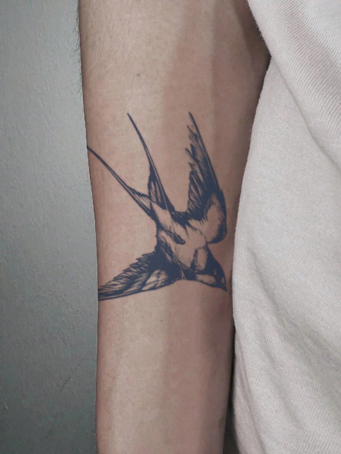 1pc Swallow Temporary Tattoo Sticker, Semi-Permanent, Waterproof & Sweatproof, Lasts 1-2 Weeks, Realistic Herbal Juice, Non-Reflective, Black Faux Tattoo Sticker, Unisex, Applicable To Arms, Chest, Le
