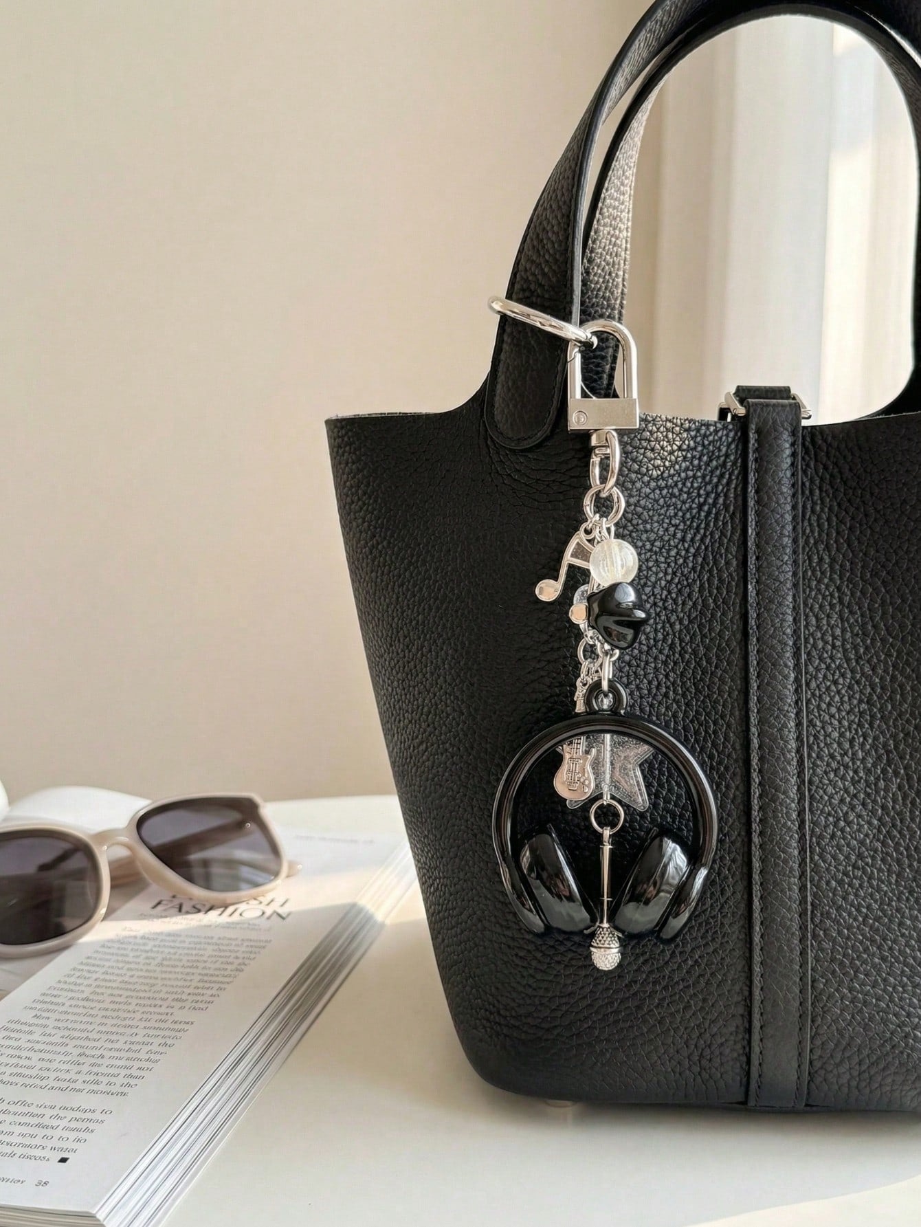 1pc Unisex INS Style Music Earphone Keychain, Creative Mini Microphone Guitar Note Keyring, Unique Phone Strap, Car Key Chain, Bag Charm, Pendant And Chain, Cute, Music Festival Music Lover Gift, Car