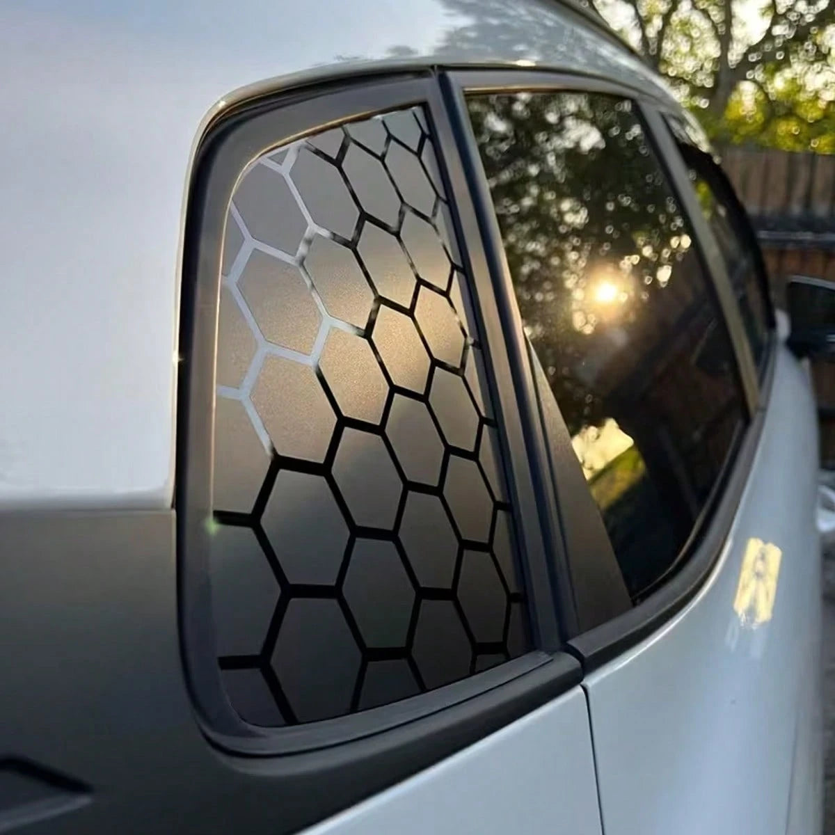 2 Pieces Set Of GM Window Film Decoration, Self-Adhesive Hexagonal Honeycomb Vinyl Stickers, Truck Side Window Honeycomb Stickers, Waterproof, Sunproof, Scratch-Resistant, Durable Stickers, Classic Pa