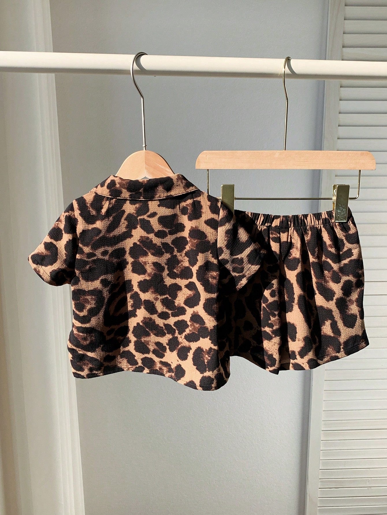 2pcs Baby Boy Leopard Pattern Lapel Short Sleeve Cardigan Top And Elastic Waist Shorts Set
