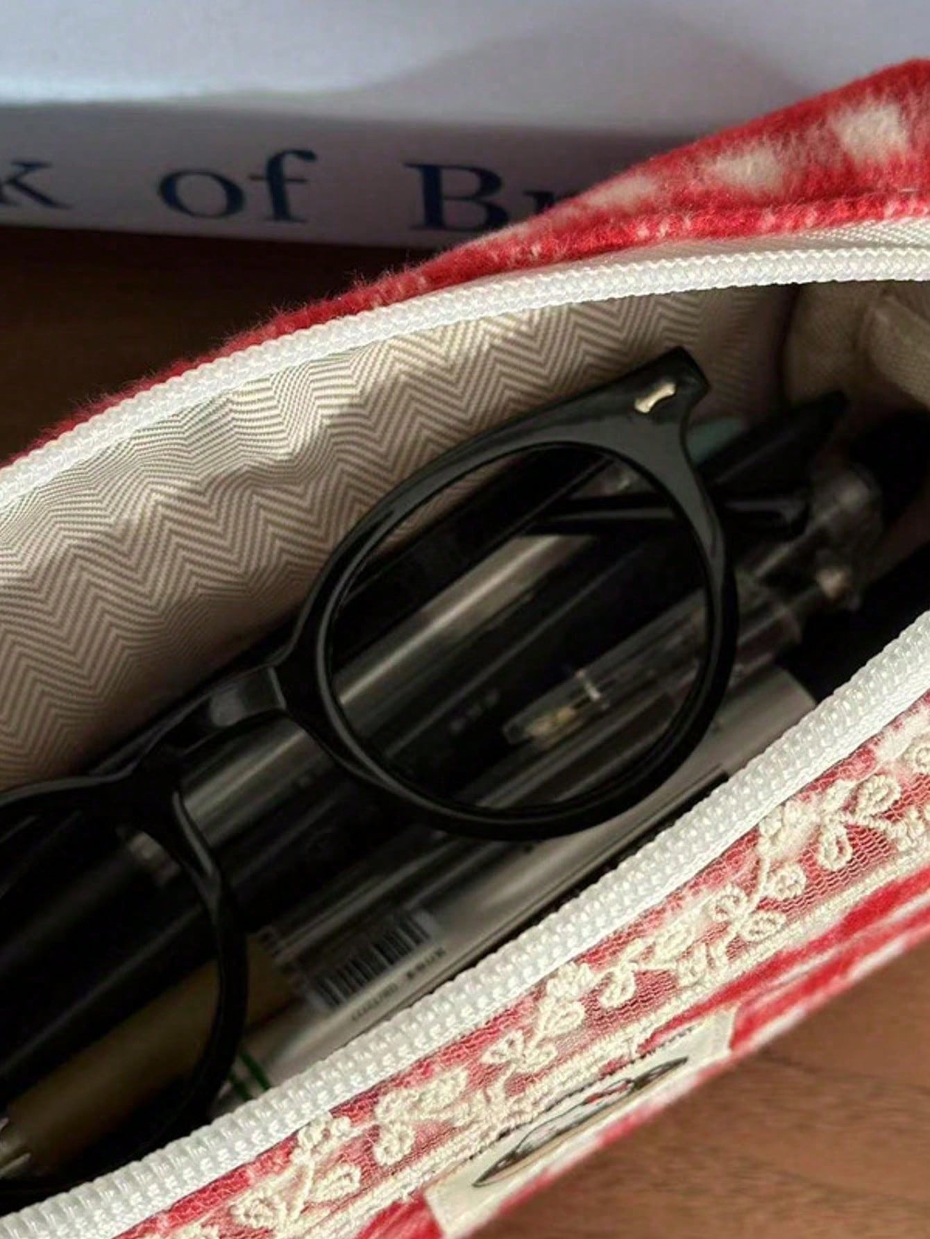 A Red-Patterned Cute Cat Pencil Case. Large Capacity Pencil Case. Portable Design, Can Be Used As A Girl's Makeup Bag. Student Stationery. Student Pencil Case. School Start Season Gift.