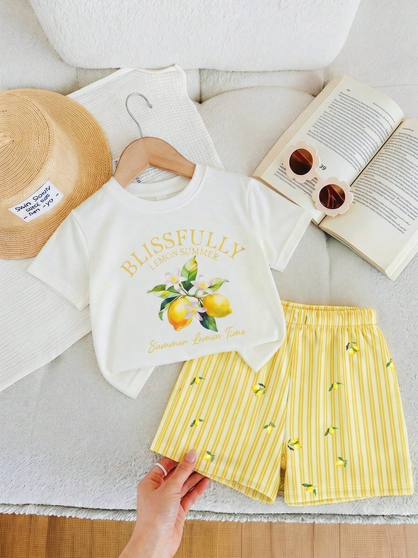 Baby Girl Casual Minimalist Round Neck Loose Short Sleeve T-Shirt And Skinny Bike Shorts Set, Suitable For Spring/Summer