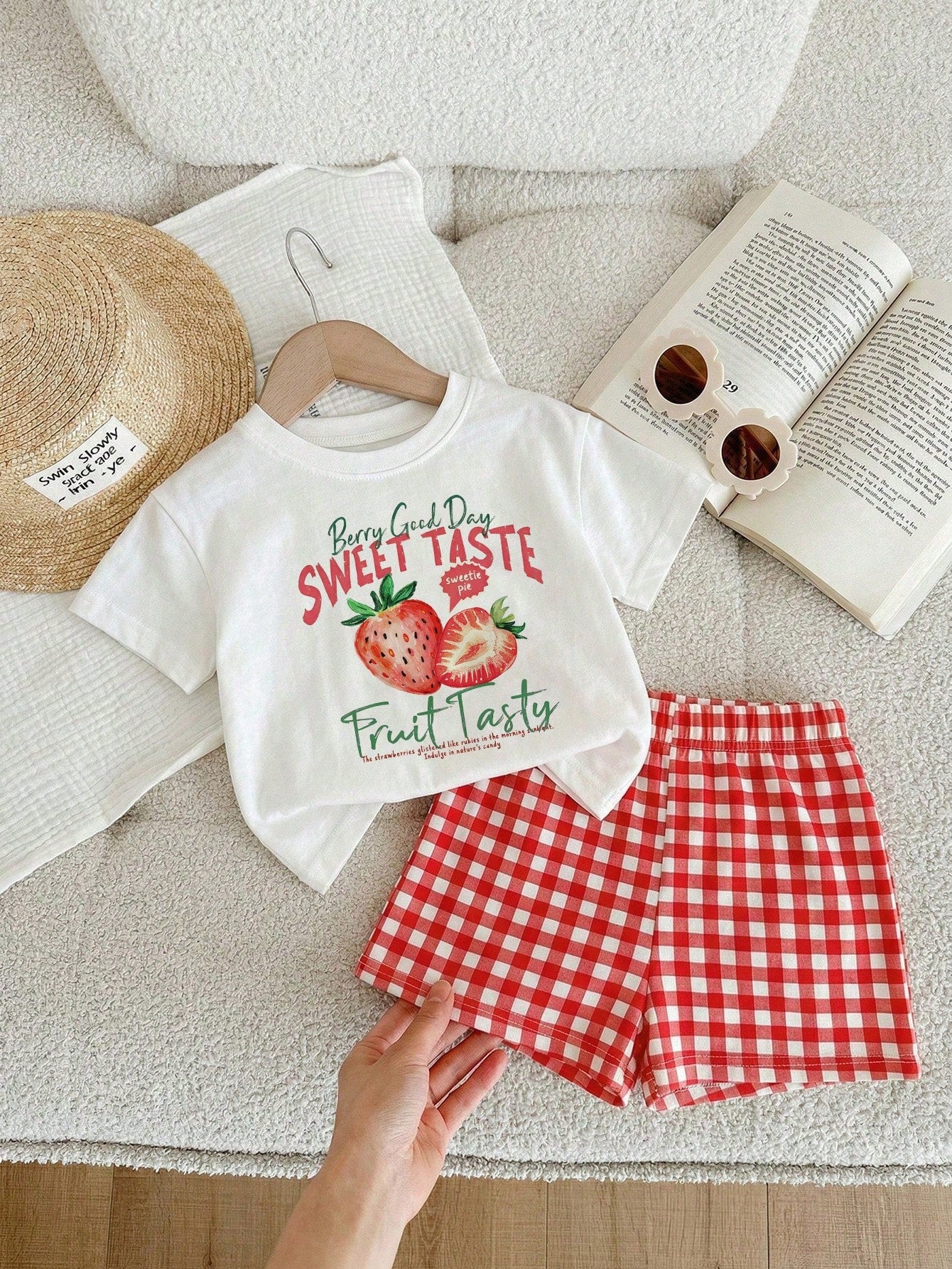 Baby Girl Casual Minimalist Round Neck Loose Short Sleeve T-Shirt And Skinny Bike Shorts Set, Suitable For Spring/Summer