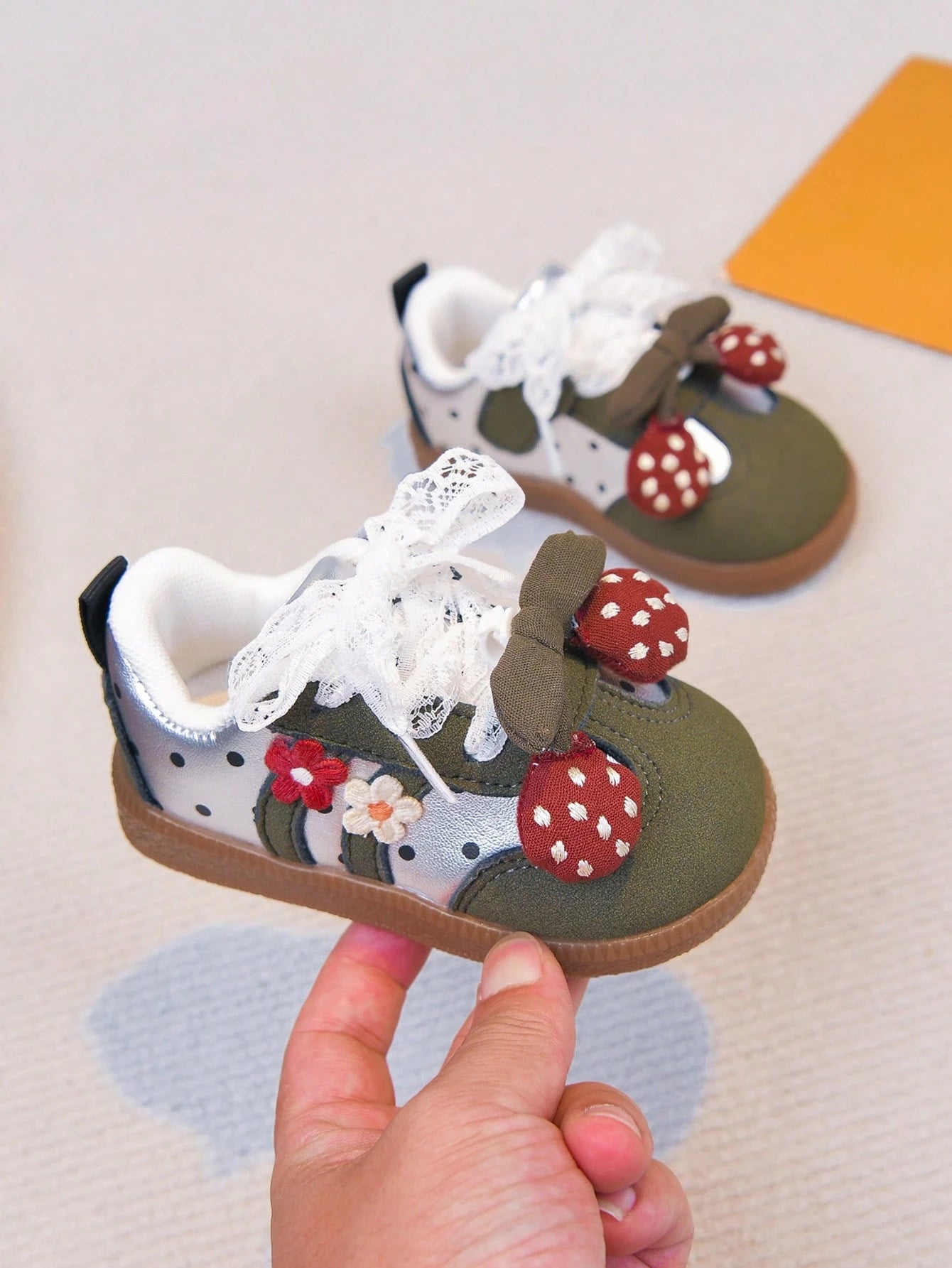 Baby Girl Casual Shoes With 3D Strawberry Decor, Lace Bow Knot Accents, Hook And Loop Closure, Suitable For Infants And Toddlers