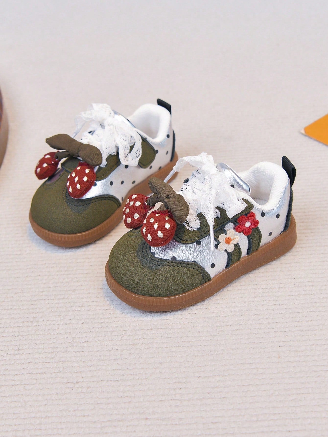 Baby Girl Casual Shoes With 3D Strawberry Decor, Lace Bow Knot Accents, Hook And Loop Closure, Suitable For Infants And Toddlers