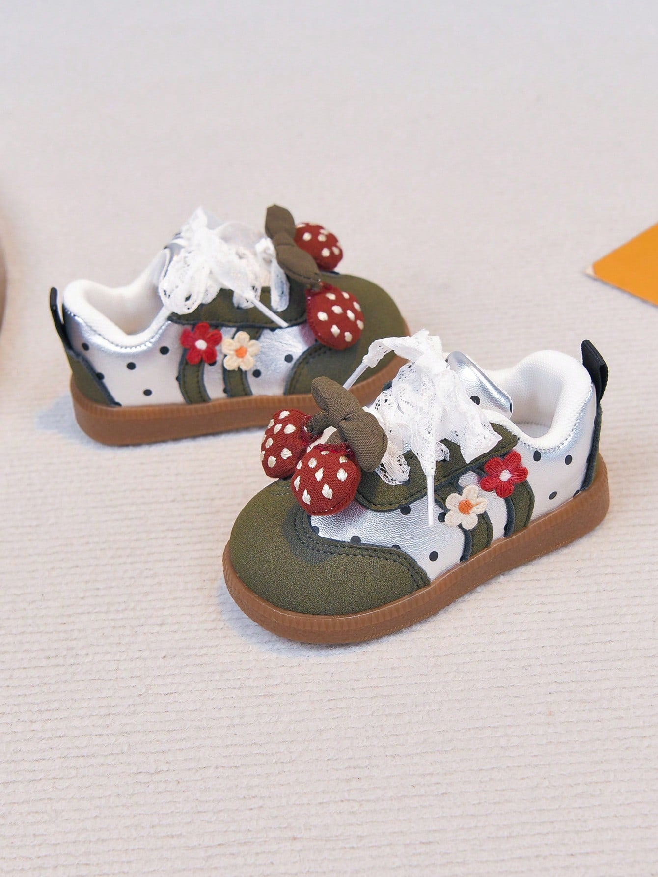 Baby Girl Casual Shoes With 3D Strawberry Decor, Lace Bow Knot Accents, Hook And Loop Closure, Suitable For Infants And Toddlers