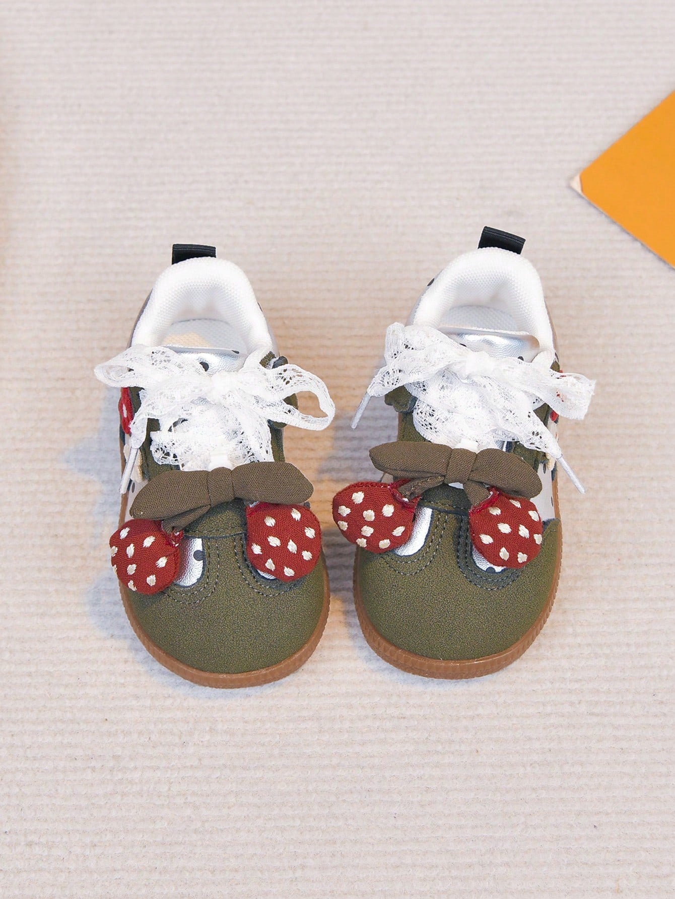 Baby Girl Casual Shoes With 3D Strawberry Decor, Lace Bow Knot Accents, Hook And Loop Closure, Suitable For Infants And Toddlers