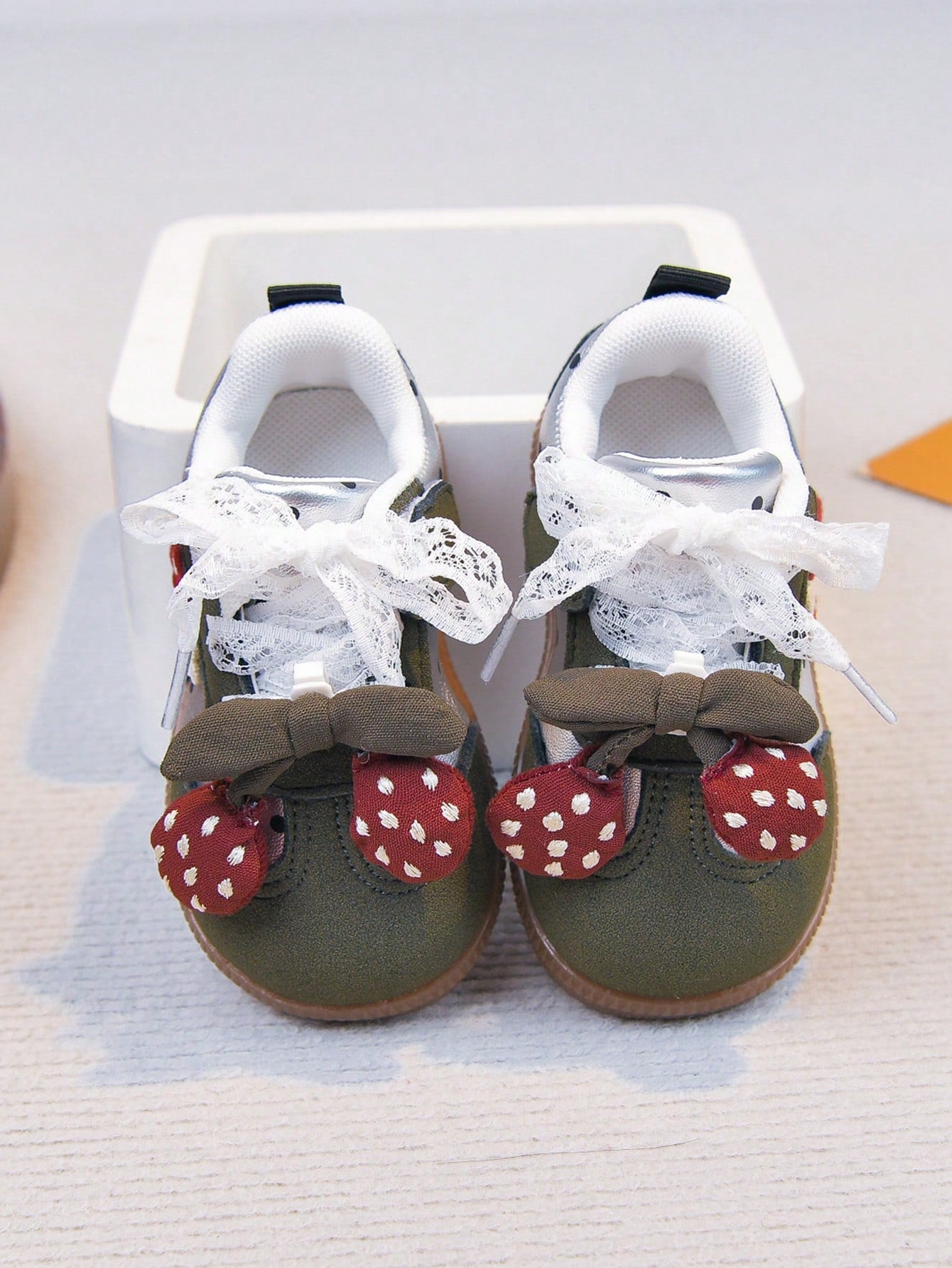 Baby Girl Casual Shoes With 3D Strawberry Decor, Lace Bow Knot Accents, Hook And Loop Closure, Suitable For Infants And Toddlers