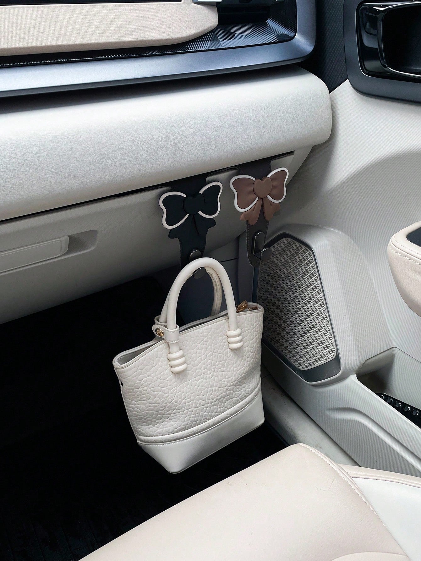Bowknot Car Hanger, Creative Car Accessory Hanging Hook, Multi-Function Storage Hanger, Fits Glove Box Compartment