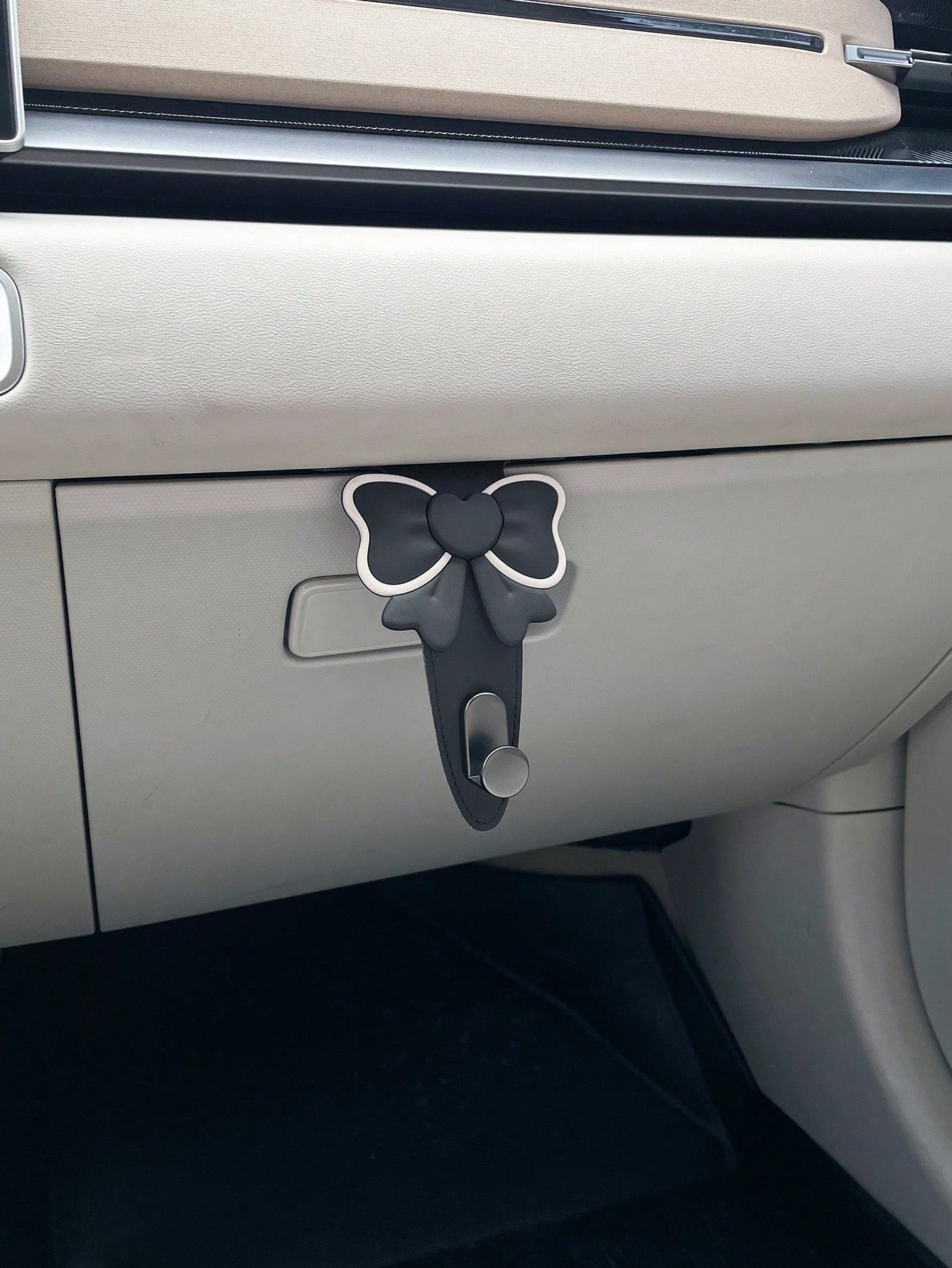 Bowknot Car Hanger, Creative Car Accessory Hanging Hook, Multi-Function Storage Hanger, Fits Glove Box Compartment