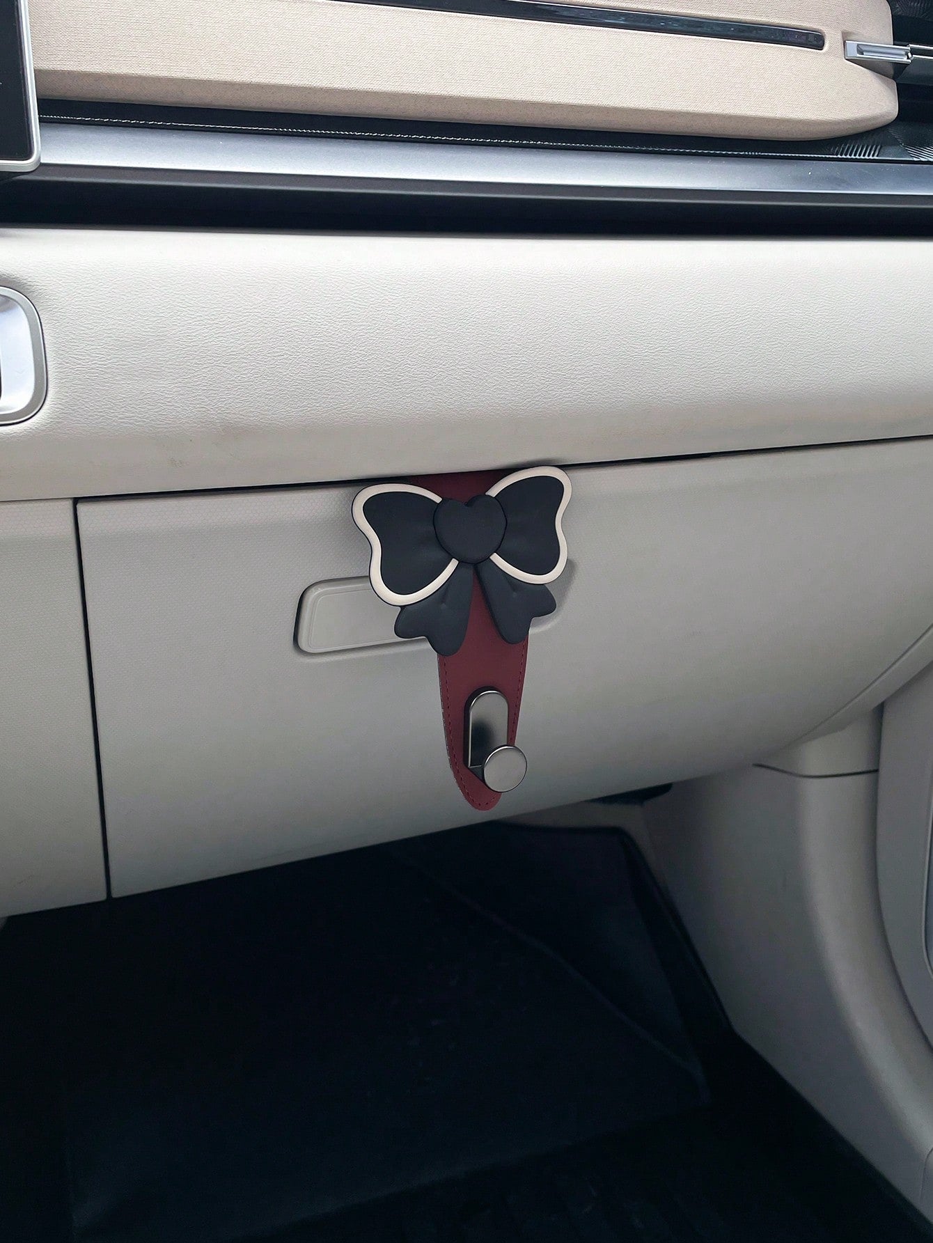 Bowknot Car Hanger, Creative Car Accessory Hanging Hook, Multi-Function Storage Hanger, Fits Glove Box Compartment