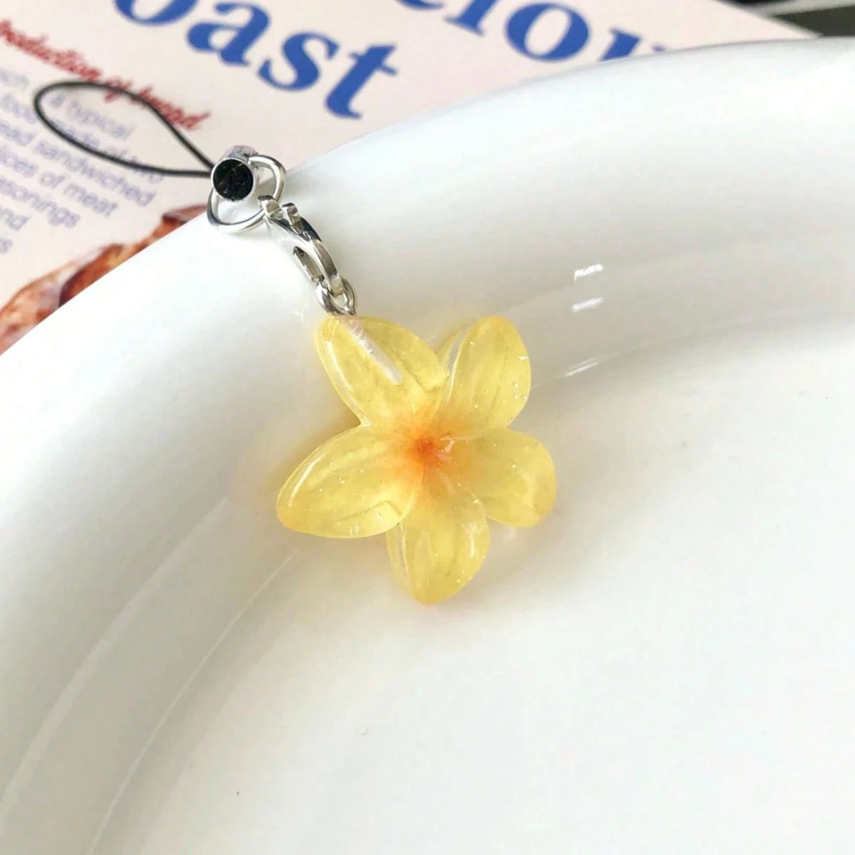 Daisy Transparent Flower Resin Pendant Phone Lanyard, Backpack Ornament, Cute Phone Strap, Girly Soft Pendant, Gift For Best Friends And Couples, Suitable For Phones, Cameras, Keychains, School Bag Or
