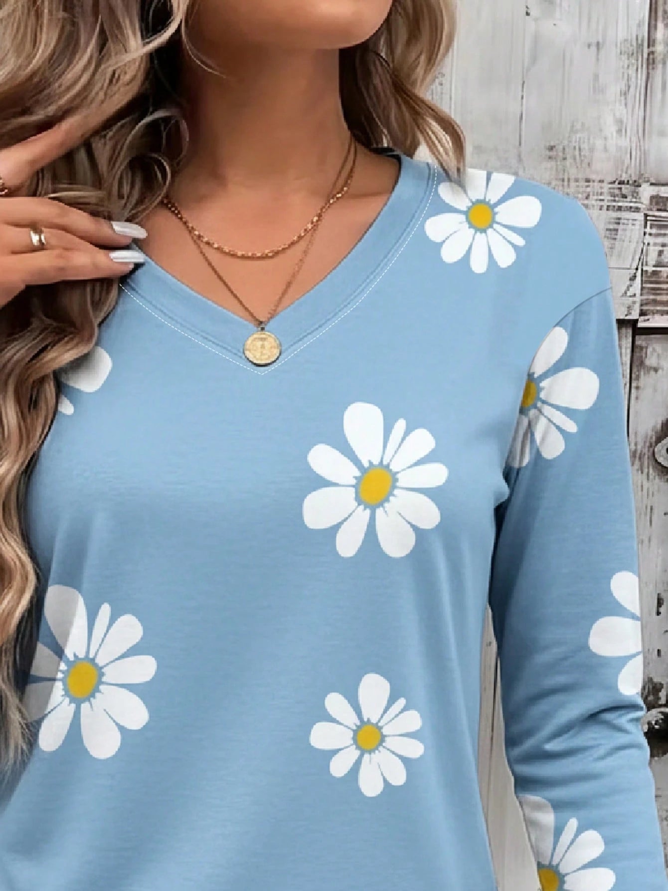 EMERY ROSE Women's V-Neck T-Shirt, Mature Striped Print Top, Classic Pattern Design, Versatile, Suitable For Daily Wear And Outdoor, Graphic Design