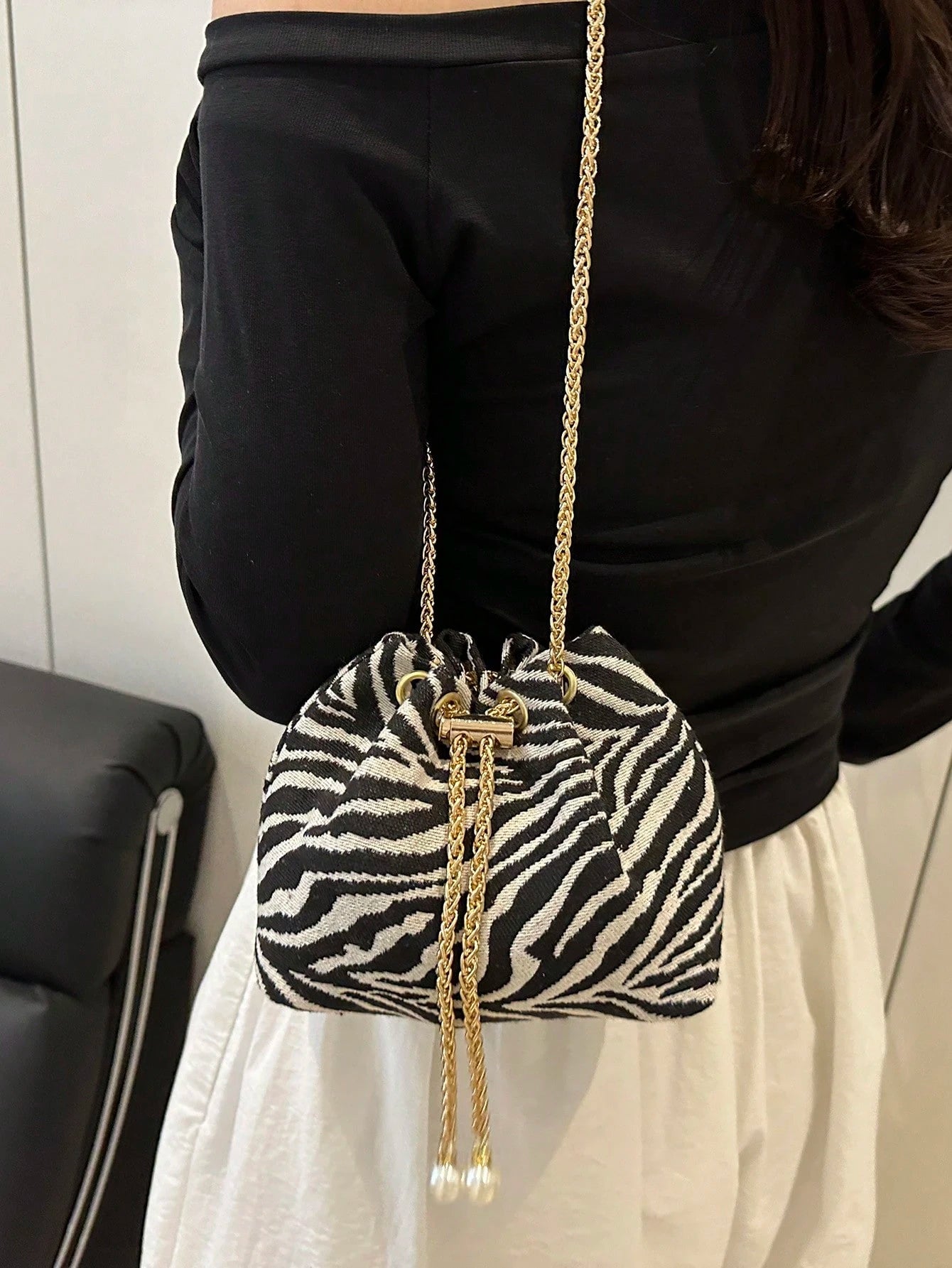 Fashionable Contrasting Stripe Print Chain Decor Mini Bucket Crossbody Bag