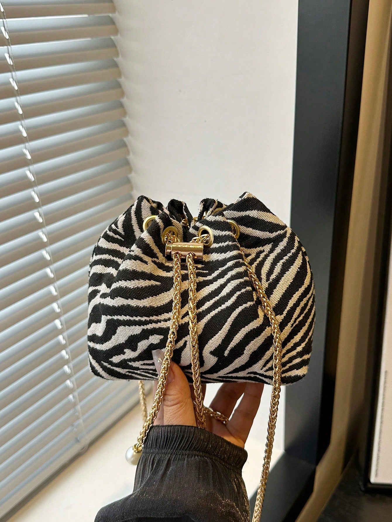Fashionable Contrasting Stripe Print Chain Decor Mini Bucket Crossbody Bag
