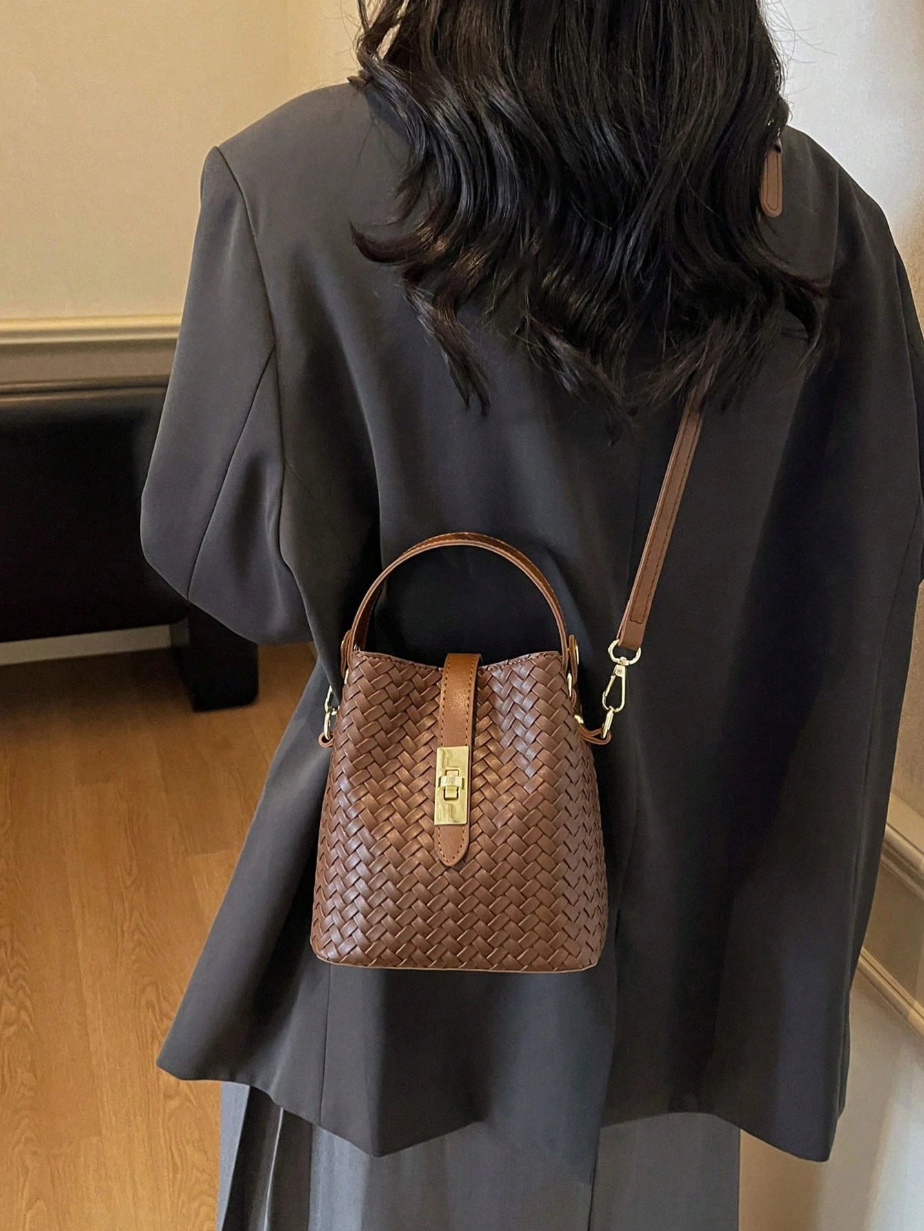 Fashionable Modern Bucket Bag With Woven Faux Leather Finish And Gold-Tone Hardware. This Bag Features Two Carrying Options And Durable Construction, Making It A Practical Choice For Errands, Coffee R
