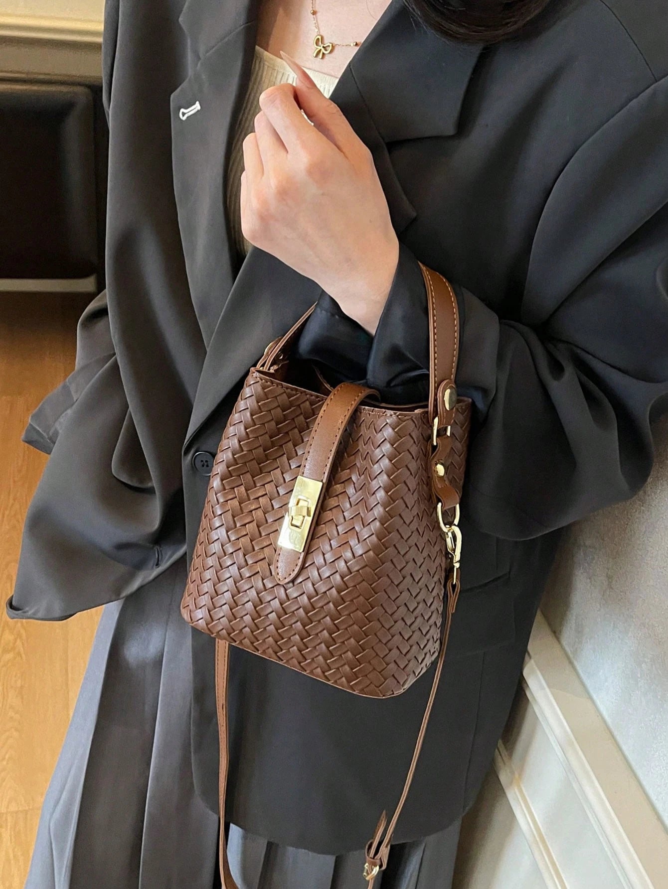Fashionable Modern Bucket Bag With Woven Faux Leather Finish And Gold-Tone Hardware. This Bag Features Two Carrying Options And Durable Construction, Making It A Practical Choice For Errands, Coffee R