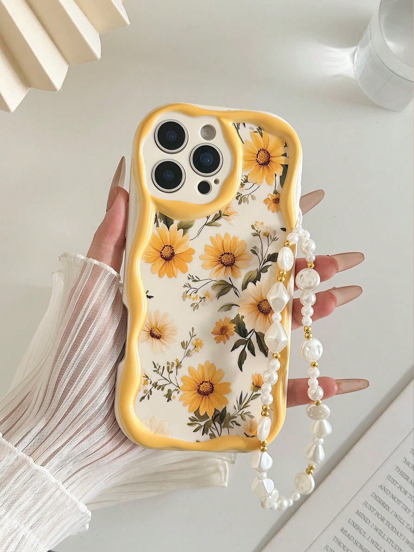 Floral Shockproof Novelty Case Yellow Daisy Painted Cream Textured Wavy Edge Anti-Drop Phone Case With Beaded Bracelet Accessory, Compatible With IPhone 17pro/17Air/17/17promax16/11/16pro/16plus/16pr