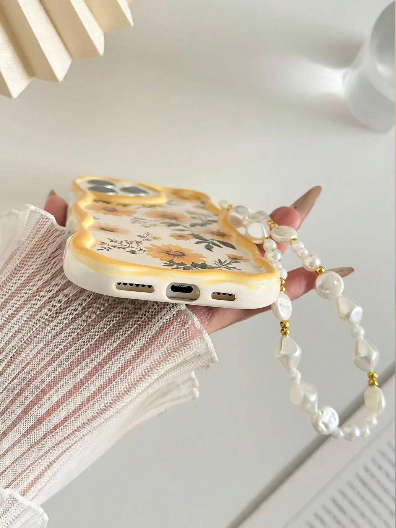 Floral Shockproof Novelty Case Yellow Daisy Painted Cream Textured Wavy Edge Anti-Drop Phone Case With Beaded Bracelet Accessory, Compatible With IPhone 17pro/17Air/17/17promax16/11/16pro/16plus/16pr