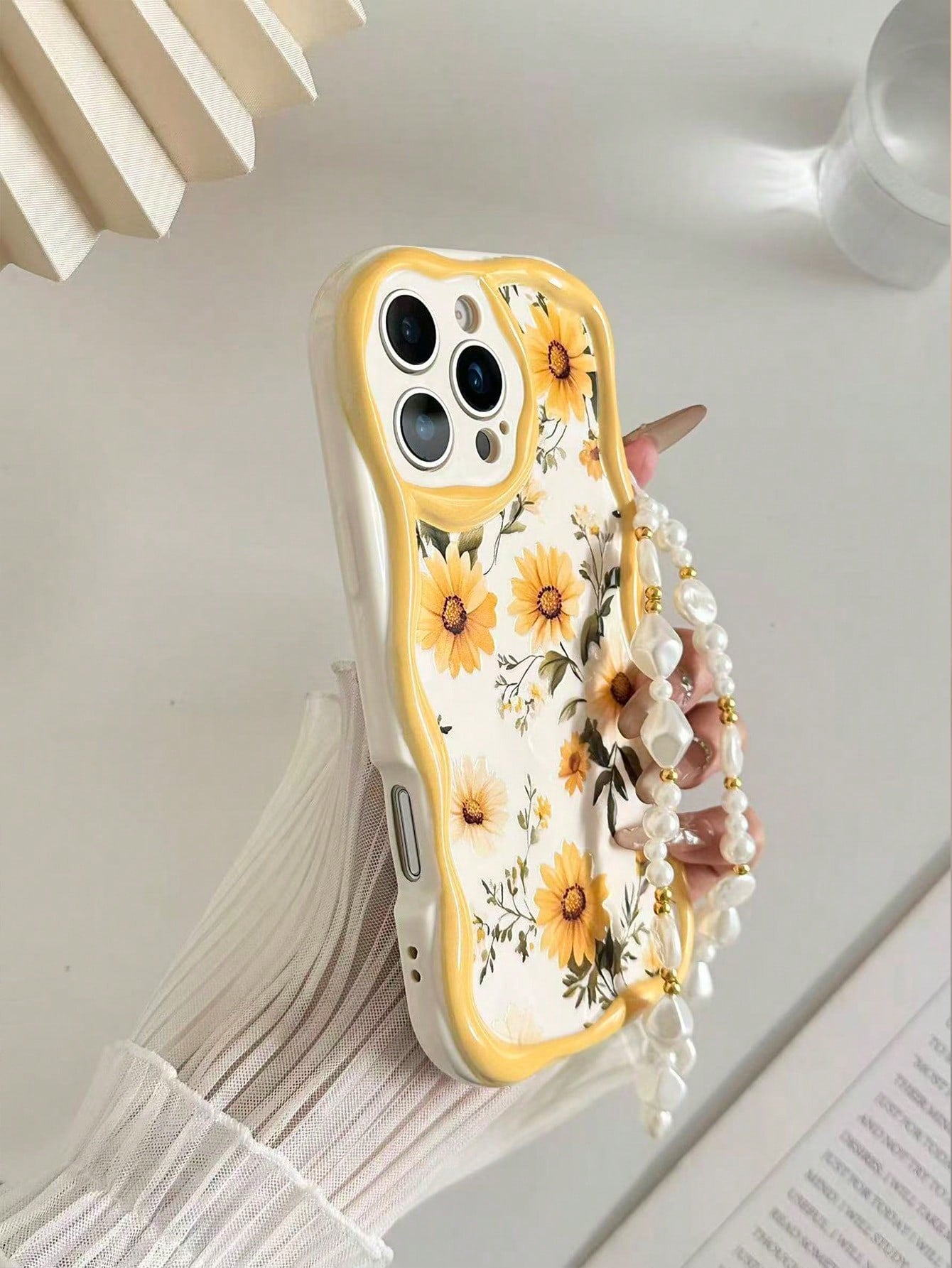 Floral Shockproof Novelty Case Yellow Daisy Painted Cream Textured Wavy Edge Anti-Drop Phone Case With Beaded Bracelet Accessory, Compatible With IPhone 17pro/17Air/17/17promax16/11/16pro/16plus/16pr