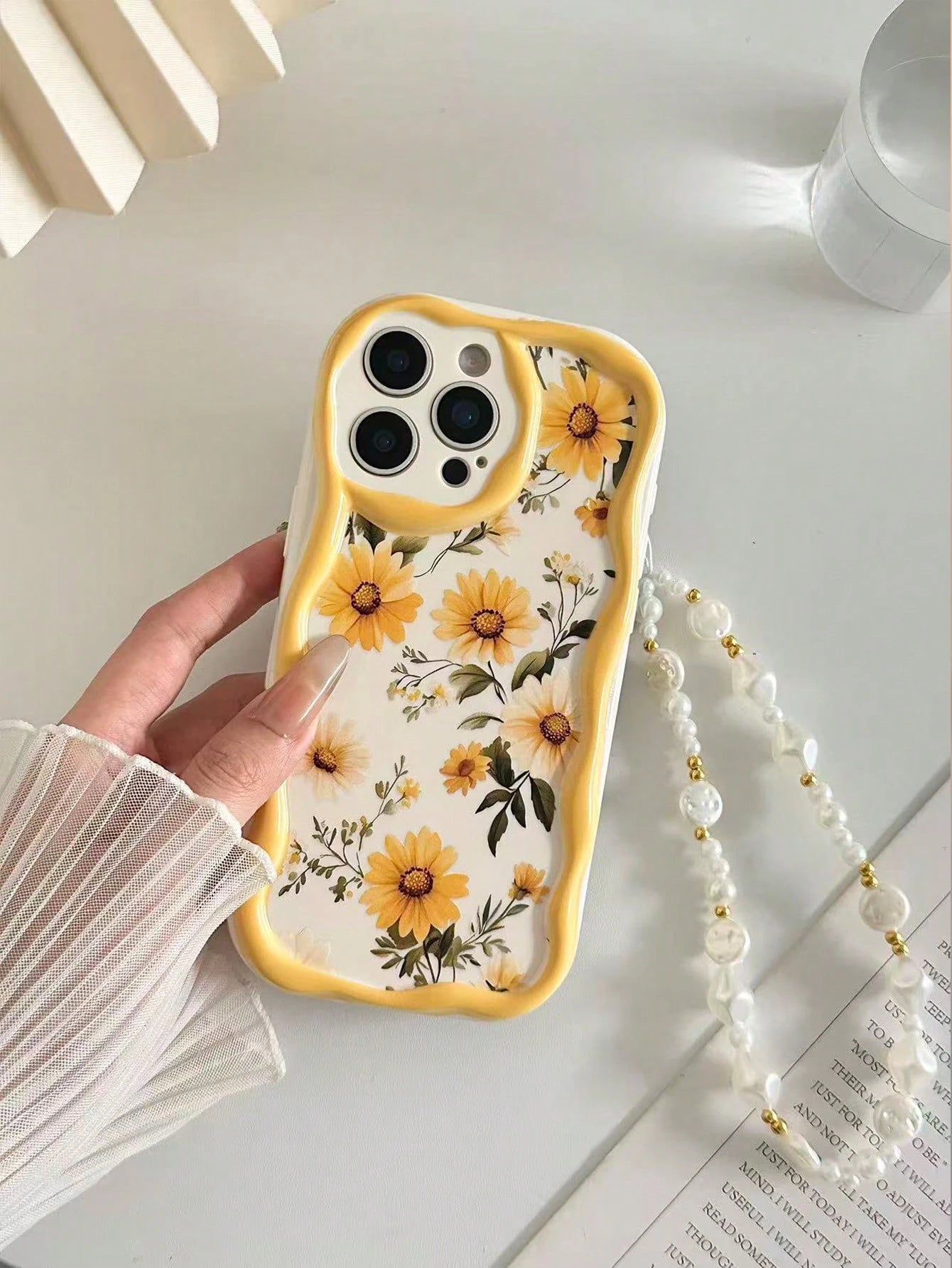 Floral Shockproof Novelty Case Yellow Daisy Painted Cream Textured Wavy Edge Anti-Drop Phone Case With Beaded Bracelet Accessory, Compatible With IPhone 17pro/17Air/17/17promax16/11/16pro/16plus/16pr