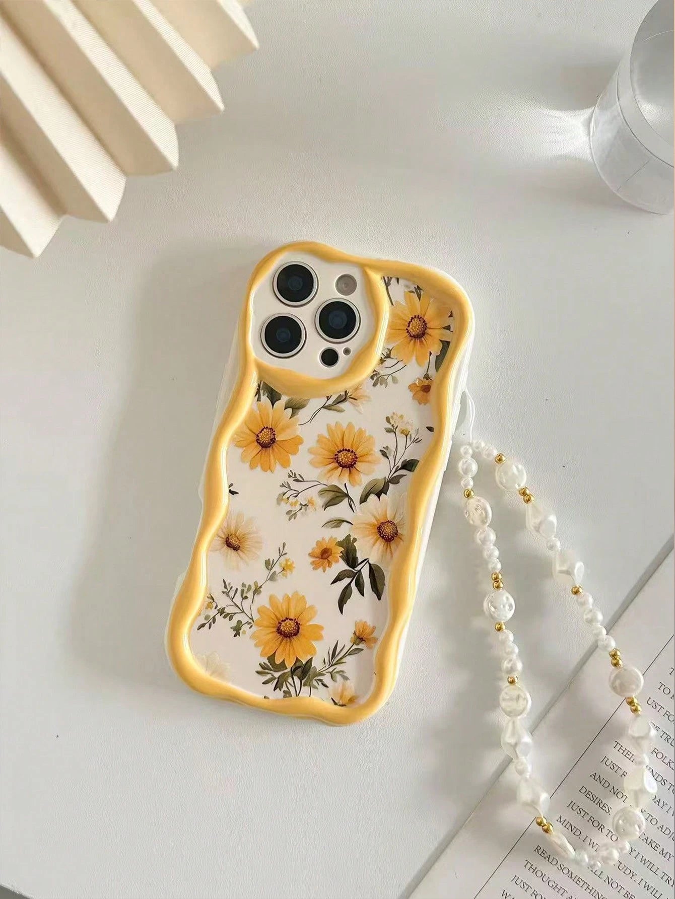 Floral Shockproof Novelty Case Yellow Daisy Painted Cream Textured Wavy Edge Anti-Drop Phone Case With Beaded Bracelet Accessory, Compatible With IPhone 17pro/17Air/17/17promax16/11/16pro/16plus/16pr