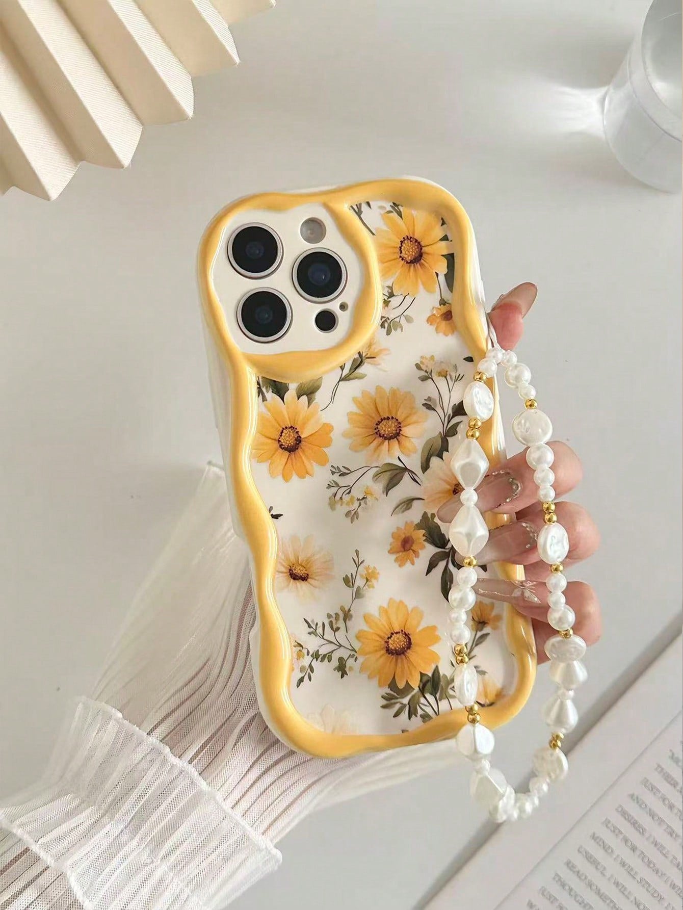 Floral Shockproof Novelty Case Yellow Daisy Painted Cream Textured Wavy Edge Anti-Drop Phone Case With Beaded Bracelet Accessory, Compatible With IPhone 17pro/17Air/17/17promax16/11/16pro/16plus/16pr
