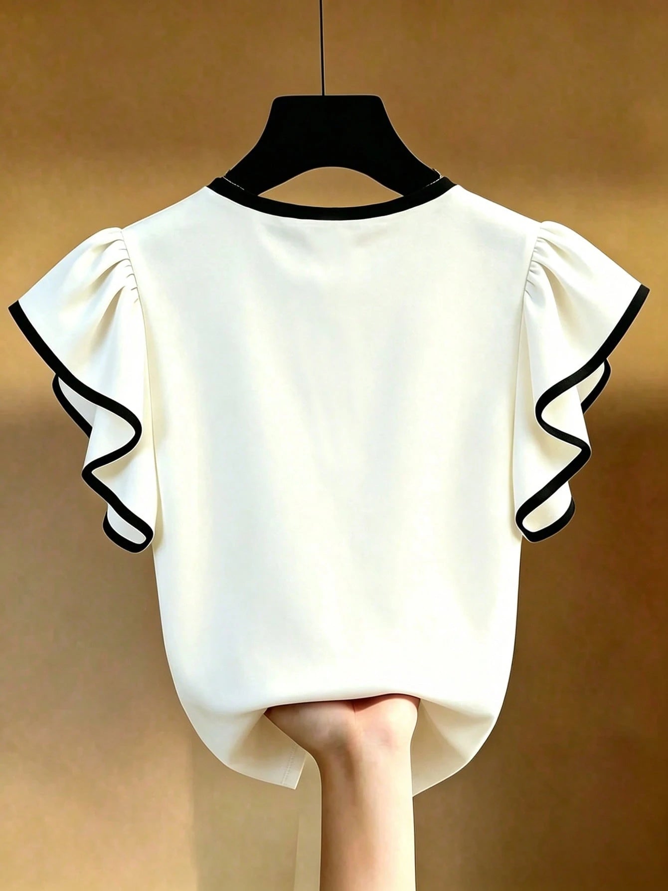 Franclia Black And White Contrast Color T-Shirt Made Of Skin-Friendly Elastic Fabric, Comfortable To Wear. Round Neck With Contrast Color Trim, Simple Yet Exquisite; Flutter Sleeve Design Is Gen