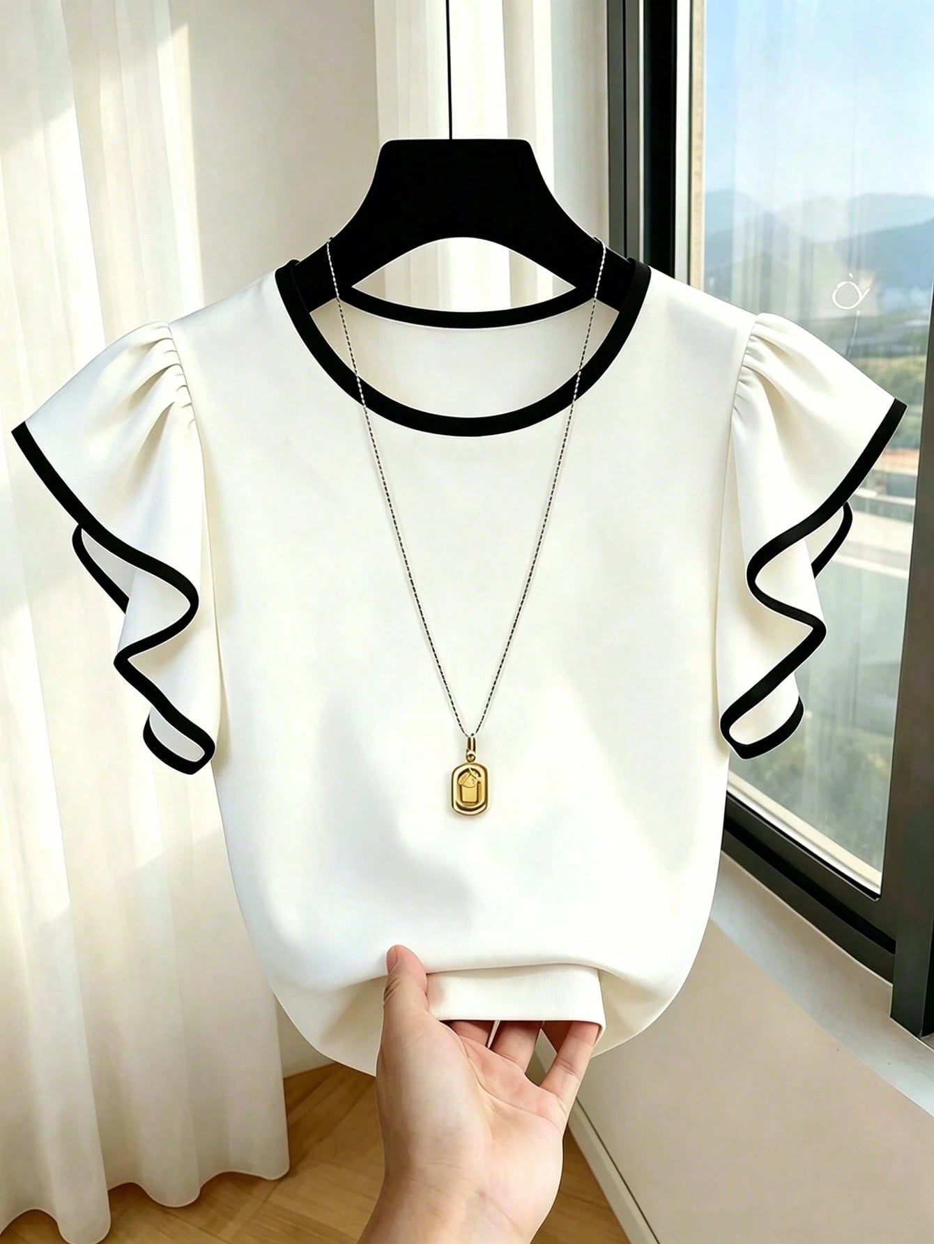 Franclia Black And White Contrast Color T-Shirt Made Of Skin-Friendly Elastic Fabric, Comfortable To Wear. Round Neck With Contrast Color Trim, Simple Yet Exquisite; Flutter Sleeve Design Is Gen