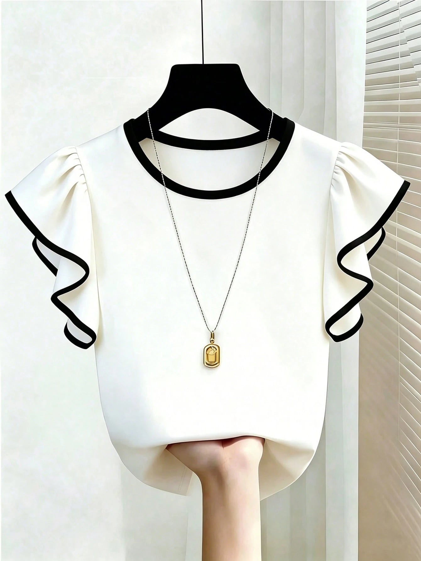 Franclia Black And White Contrast Color T-Shirt Made Of Skin-Friendly Elastic Fabric, Comfortable To Wear. Round Neck With Contrast Color Trim, Simple Yet Exquisite; Flutter Sleeve Design Is Gen