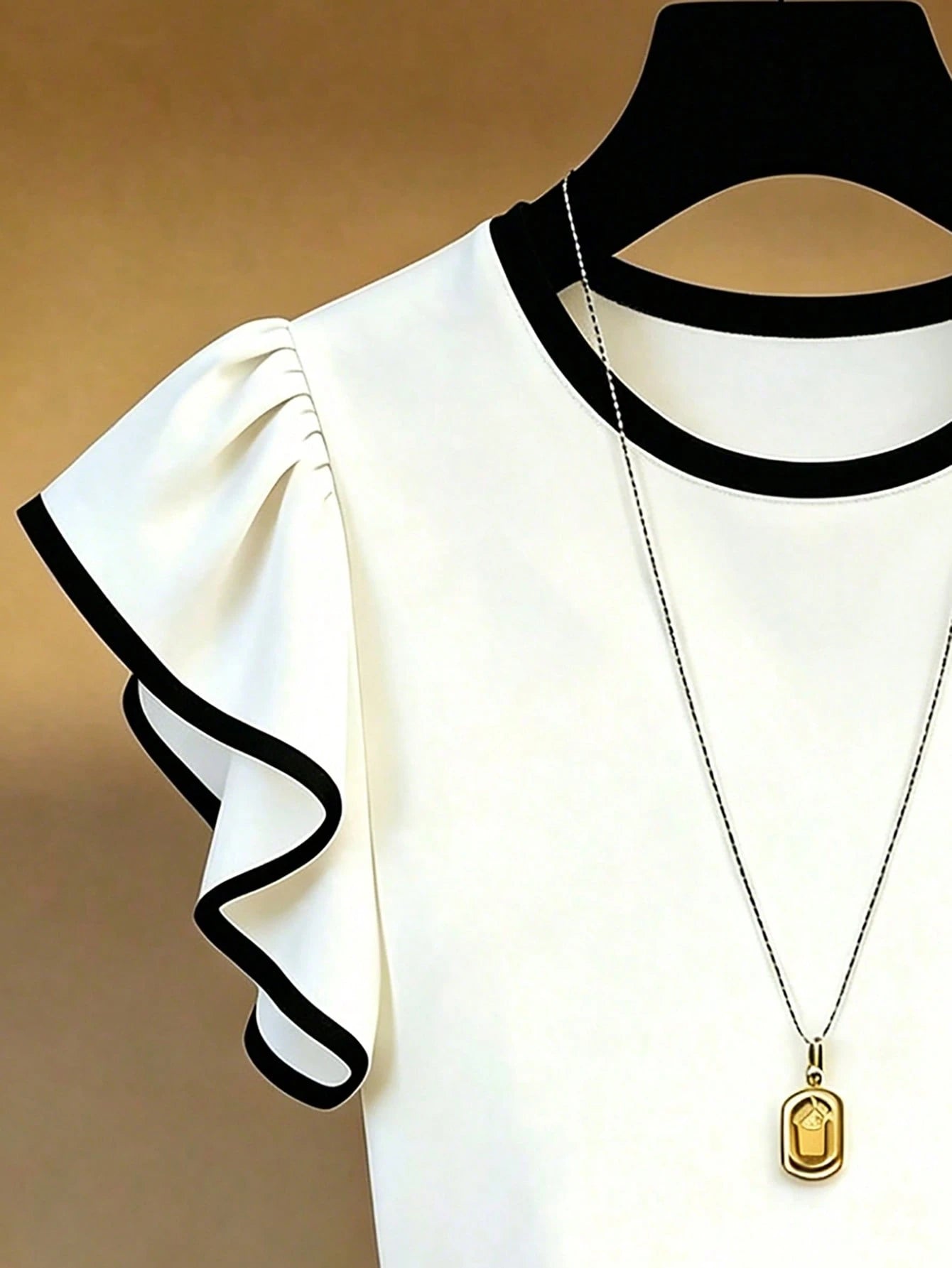 Franclia Black And White Contrast Color T-Shirt Made Of Skin-Friendly Elastic Fabric, Comfortable To Wear. Round Neck With Contrast Color Trim, Simple Yet Exquisite; Flutter Sleeve Design Is Gen