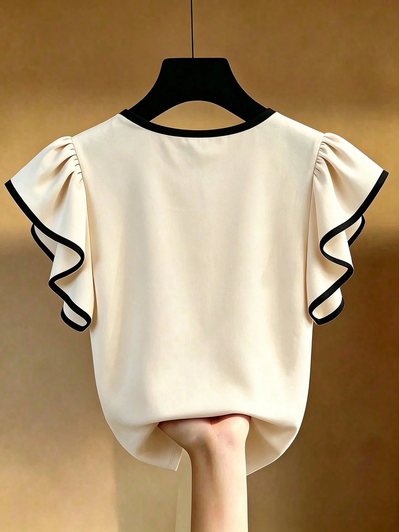 Franclia Black And White Contrast Color T-Shirt Made Of Skin-Friendly Elastic Fabric, Comfortable To Wear. Round Neck With Contrast Color Trim, Simple Yet Exquisite; Flutter Sleeve Design Is Gen