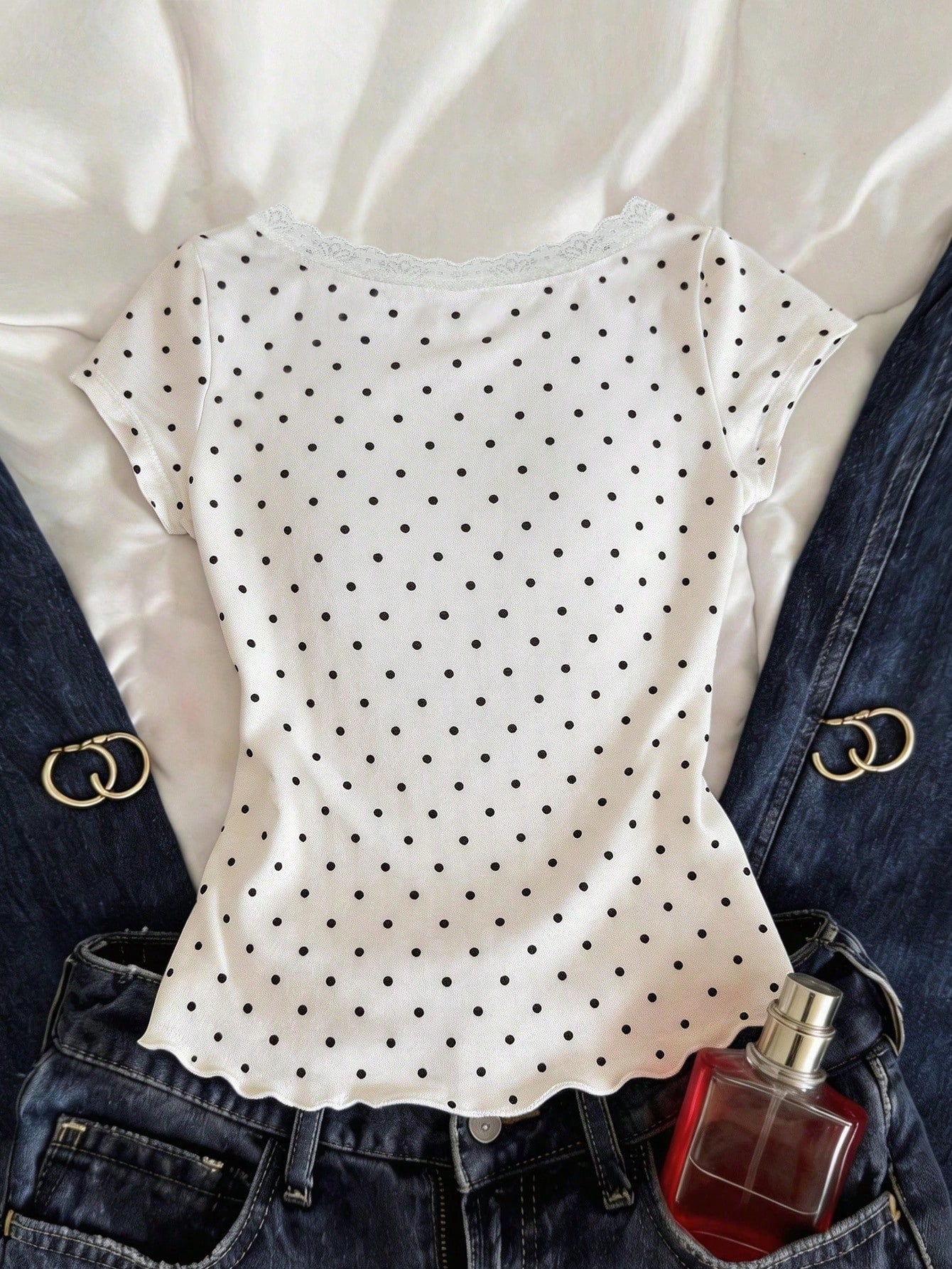 Franclia White Polka Dot Lace V-Neck Short Sleeve T-Shirt Women, Ruched Waist Ruffle Hem Cropped Sweet & Spicy Style Top