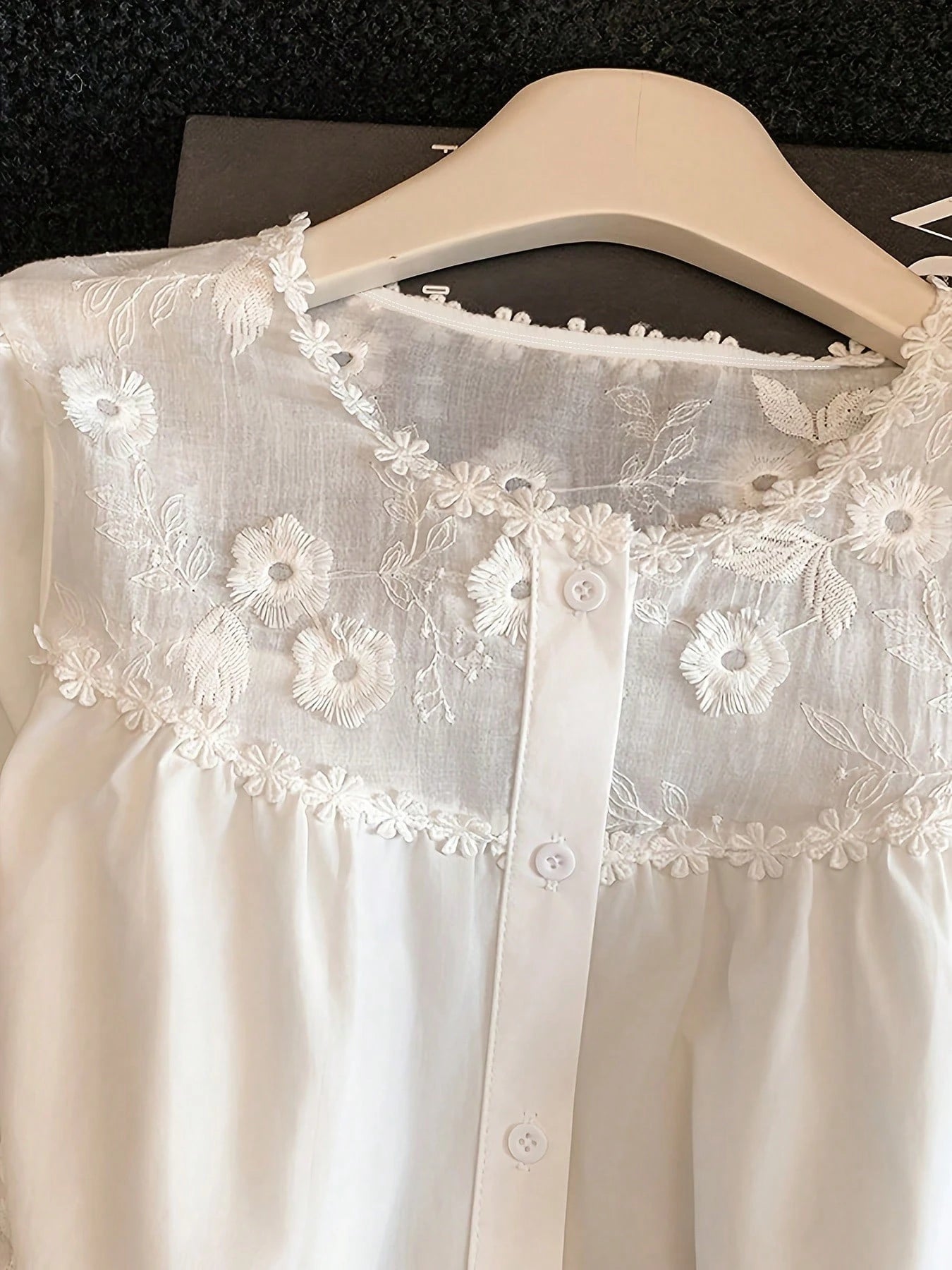 French Vintage Pastoral Style Casual Blouse, Round Neck Lace Embroidery Patchwork Loose Slimming White Shirt, Summer Vacation Style Versatile Short Sleeve Women's Shirt