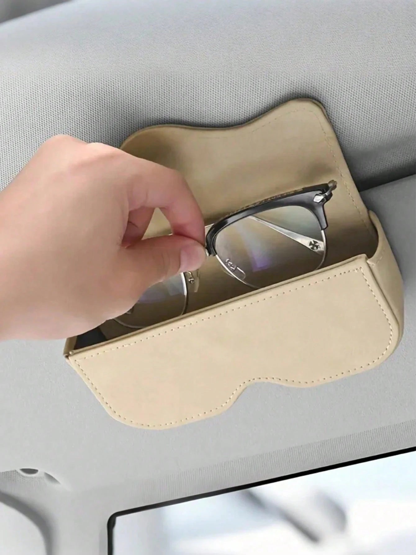 Glasses Clip For The Car's Visor And Glasses Case