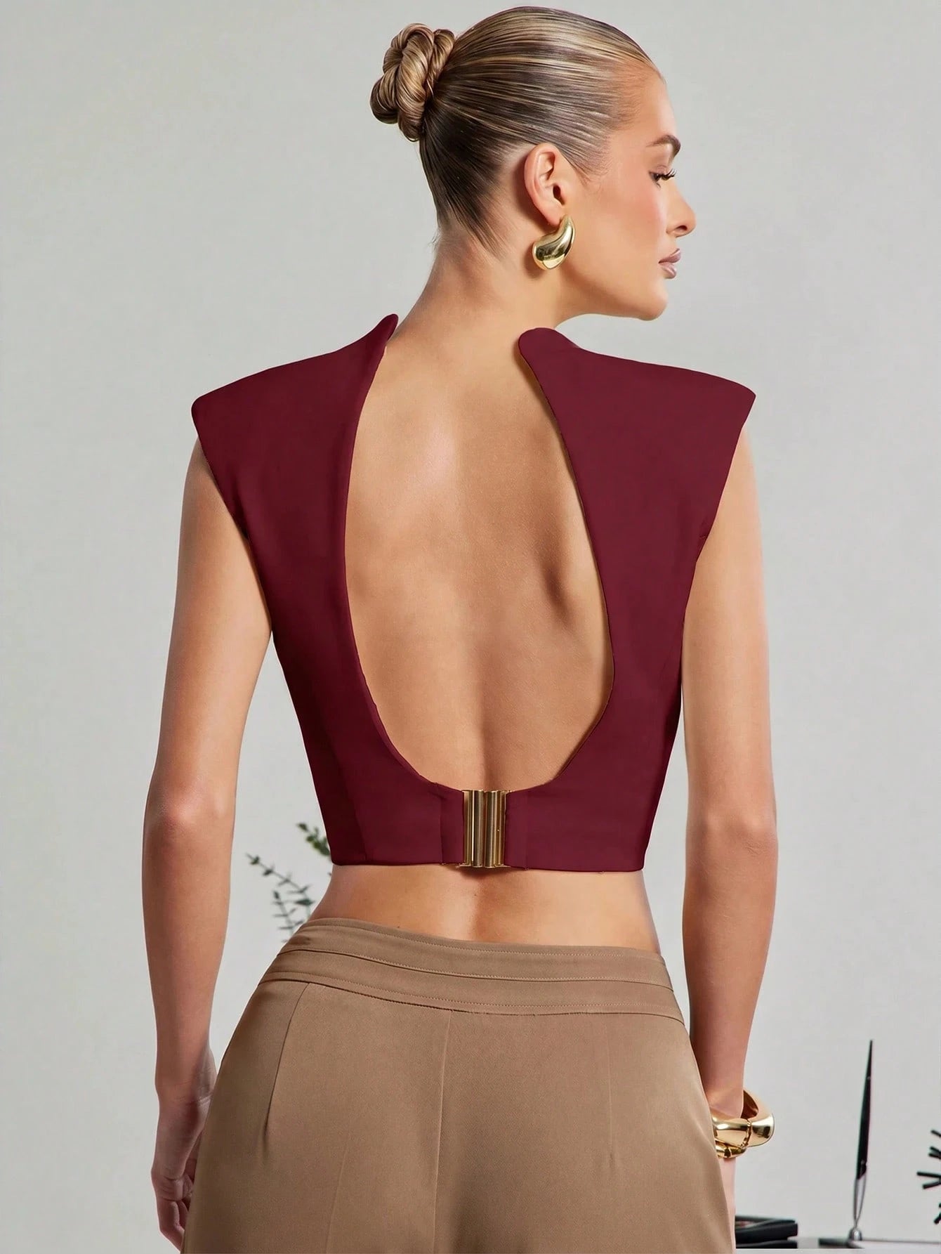 Hauture Women's Off-White Summer Elegant Party Night Stand Collar Backless Sleeveless Top,Gold Metal Closure Old Money Business Office Chic Desk To Dinner